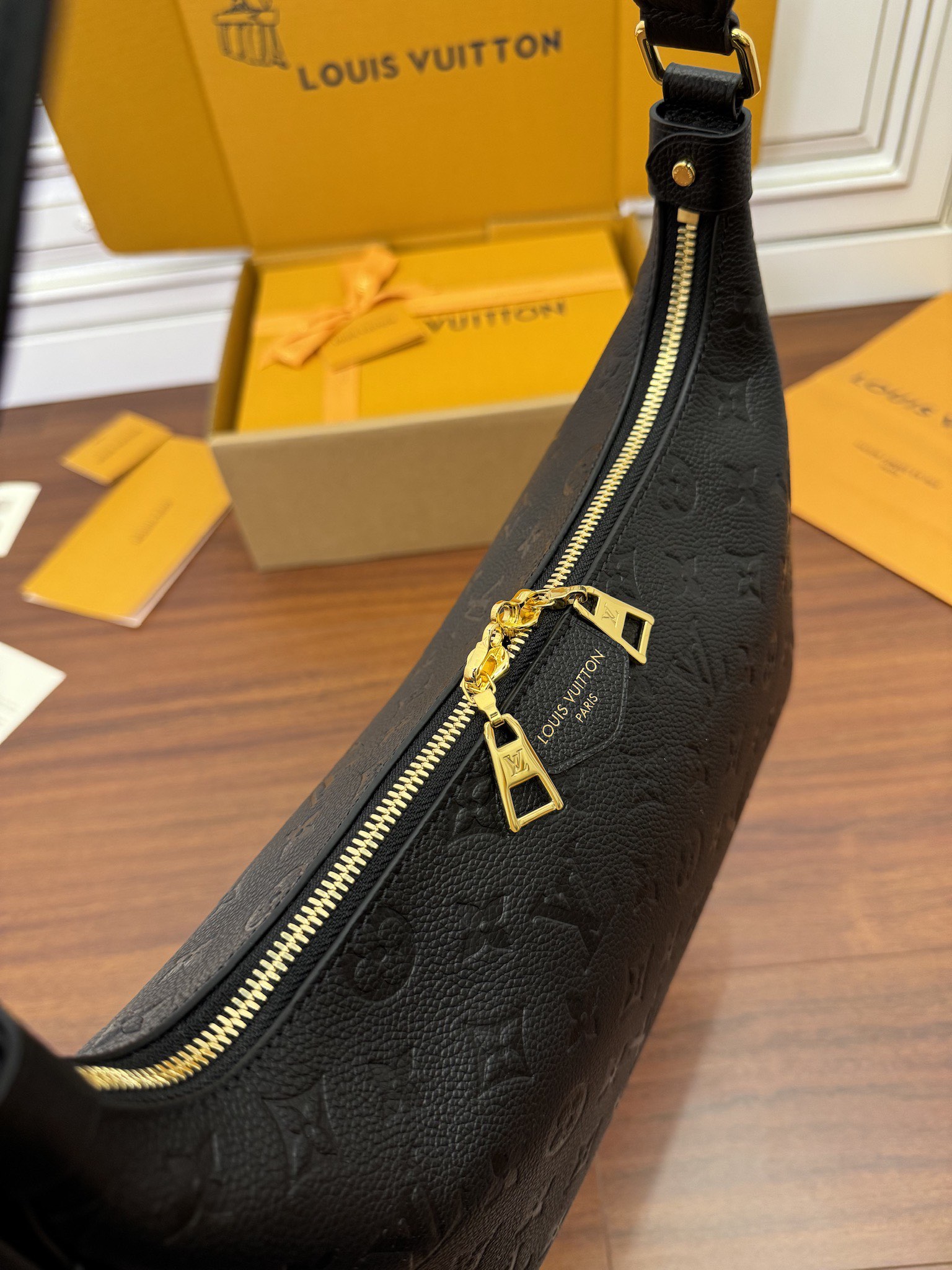  特级  LOUIS VUITTON 路易威登Sac Sport 可调节肩带 拉链开合 压花  牛皮革 斜挎包 单肩包 手提包 黑色 M46610