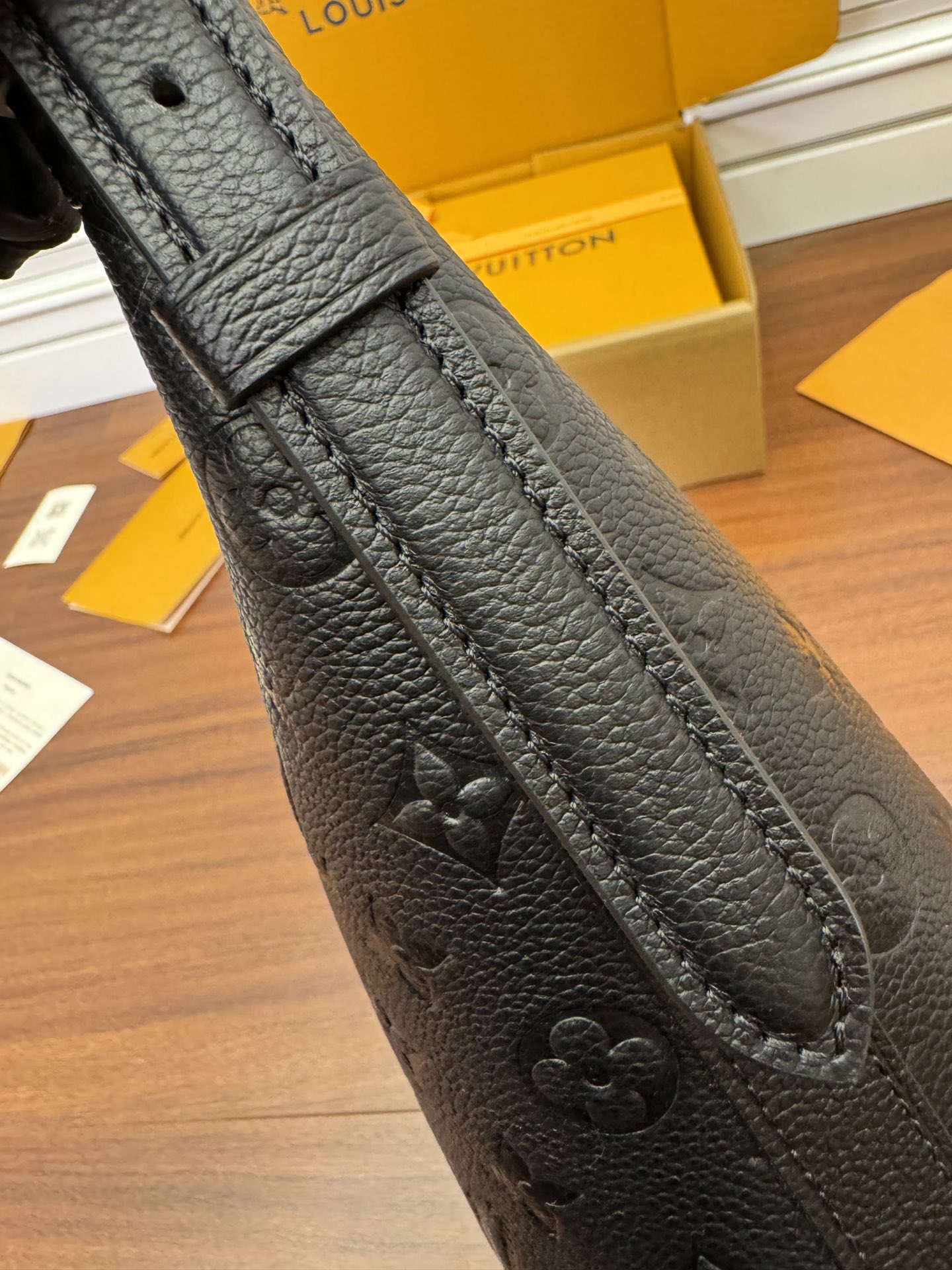  特级  LOUIS VUITTON 路易威登Sac Sport 可调节肩带 拉链开合 压花  牛皮革 斜挎包 单肩包 手提包 黑色 M46610