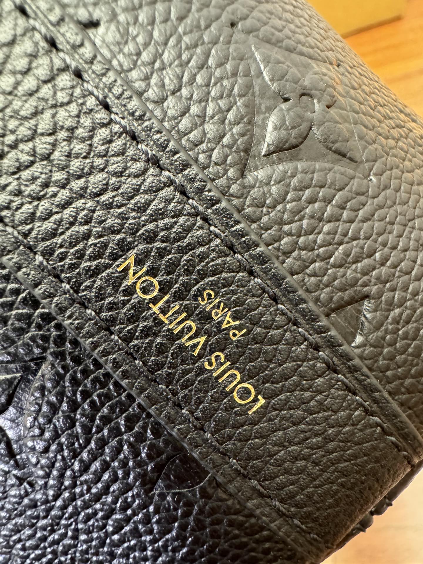  特级  LOUIS VUITTON 路易威登Sac Sport 可调节肩带 拉链开合 压花  牛皮革 斜挎包 单肩包 手提包 黑色 M46610