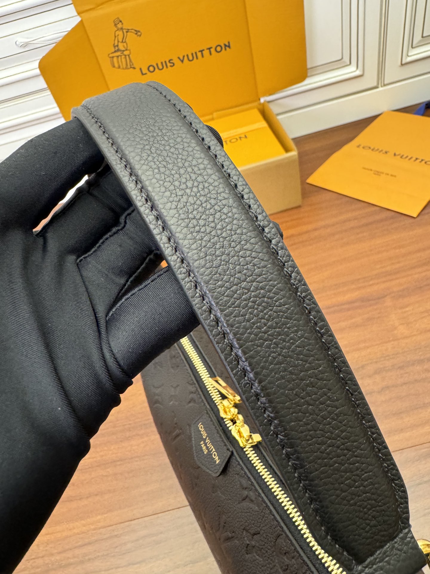  特级  LOUIS VUITTON 路易威登Sac Sport 可调节肩带 拉链开合 压花  牛皮革 斜挎包 单肩包 手提包 黑色 M46610