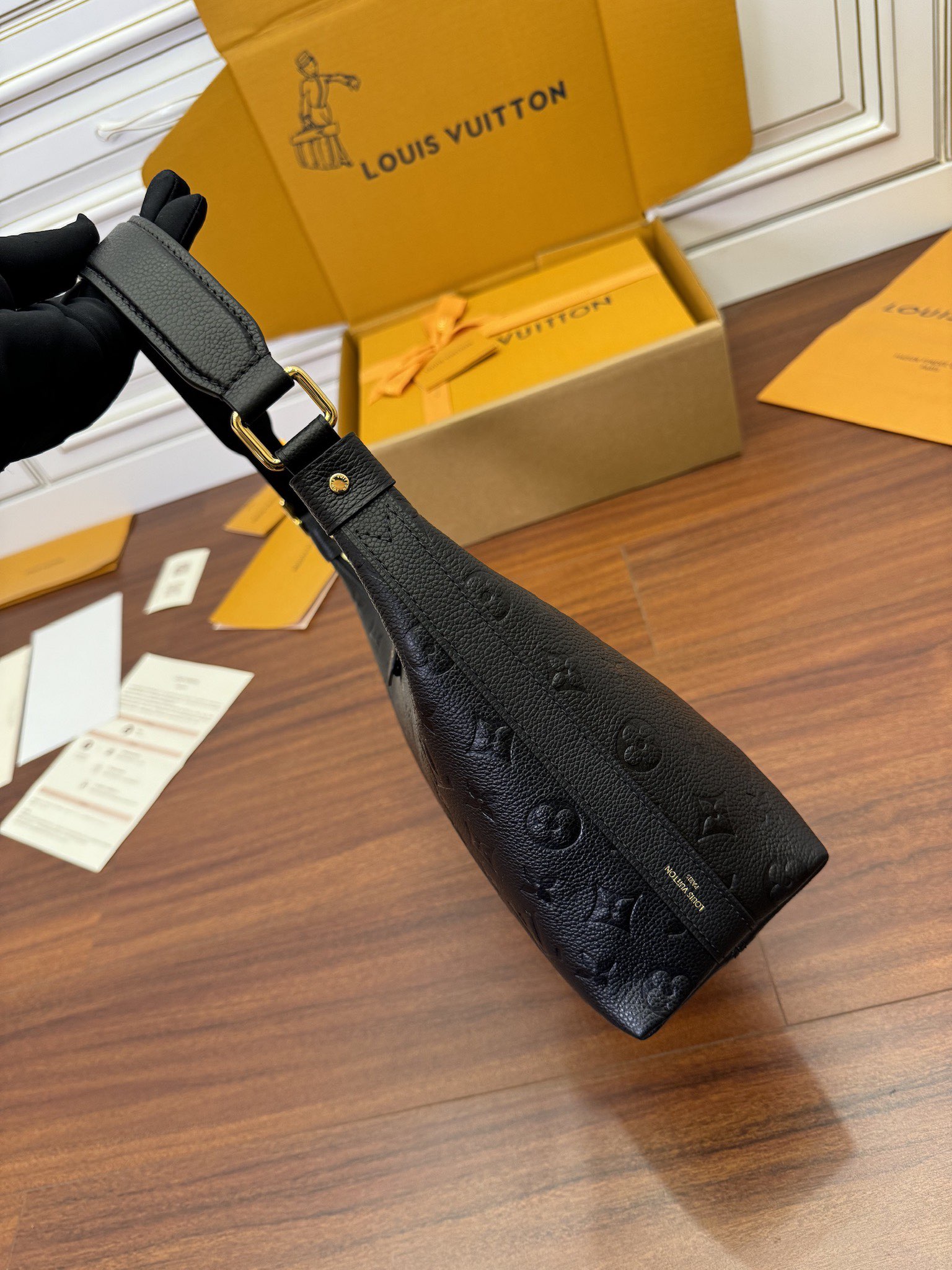  特级  LOUIS VUITTON 路易威登Sac Sport 可调节肩带 拉链开合 压花  牛皮革 斜挎包 单肩包 手提包 黑色 M46610