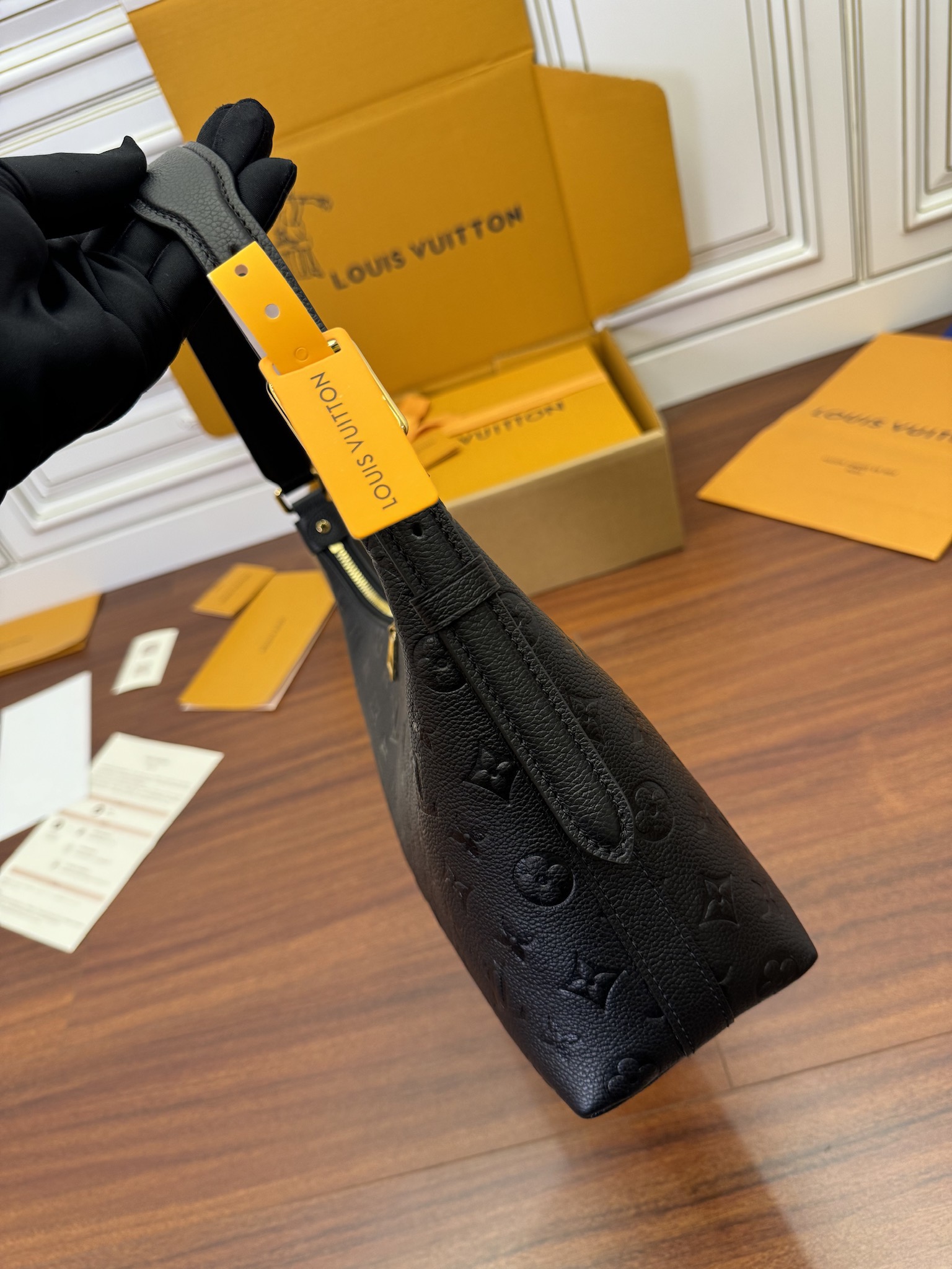  特级  LOUIS VUITTON 路易威登Sac Sport 可调节肩带 拉链开合 压花  牛皮革 斜挎包 单肩包 手提包 黑色 M46610