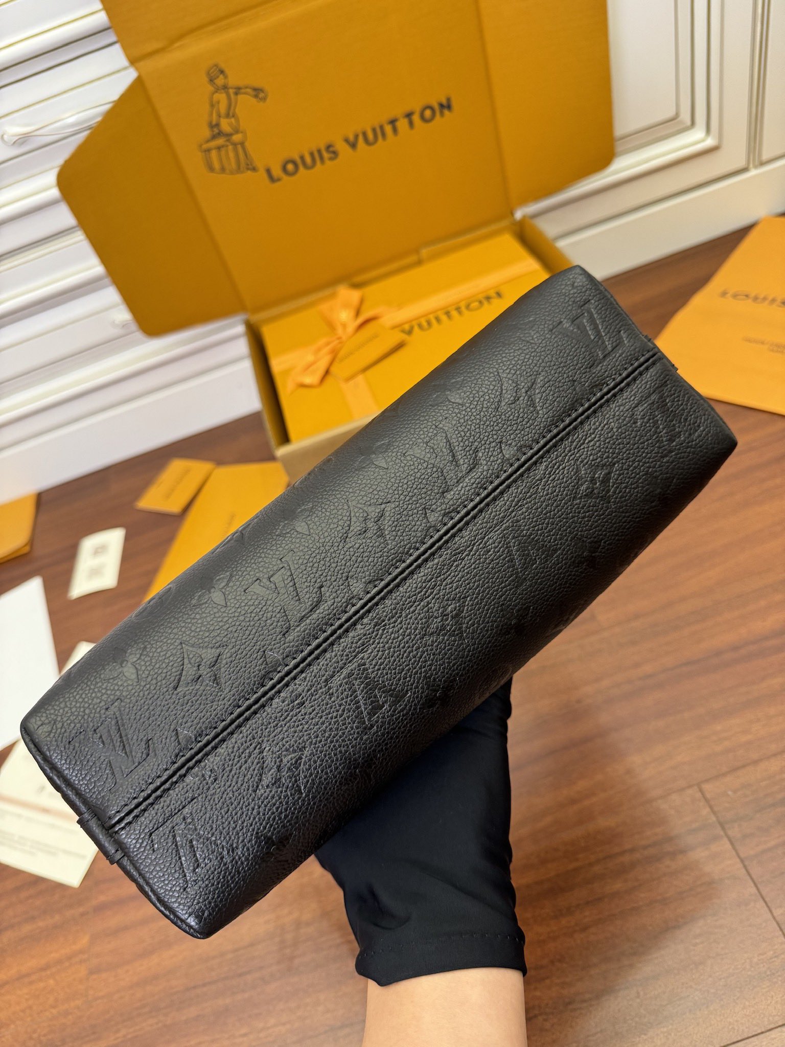  特级  LOUIS VUITTON 路易威登Sac Sport 可调节肩带 拉链开合 压花  牛皮革 斜挎包 单肩包 手提包 黑色 M46610