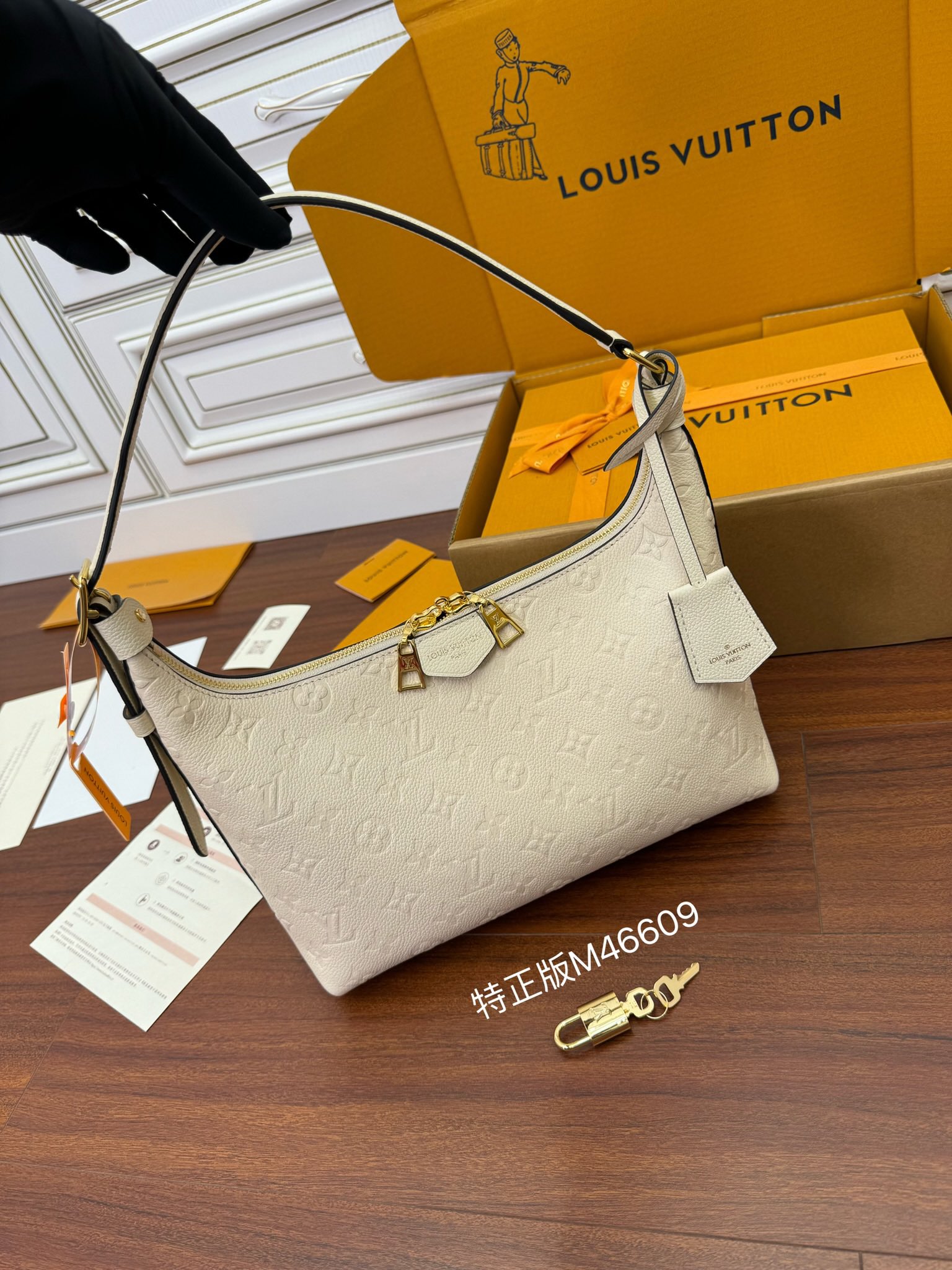 特级  LOUIS VUITTON 路易威登Sac Sport 可调节肩带 拉链开合 压花  牛皮革 斜挎包 单肩包 手提包 奶白色 M46609