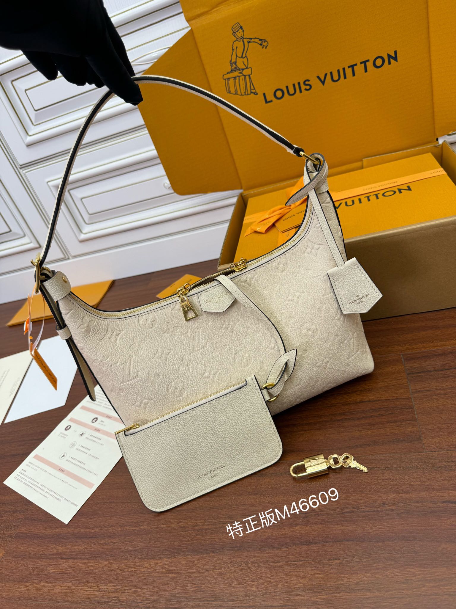 特级  LOUIS VUITTON 路易威登Sac Sport 可调节肩带 拉链开合 压花  牛皮革 斜挎包 单肩包 手提包 奶白色 M46609