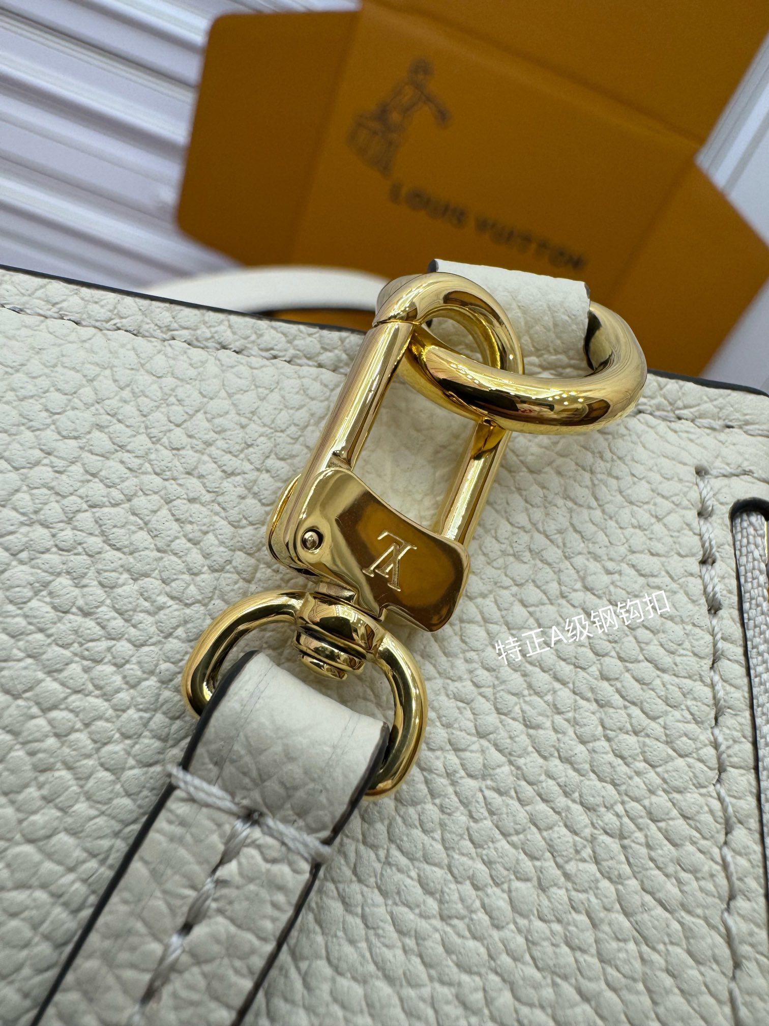 特级  LOUIS VUITTON 路易威登Sac Sport 可调节肩带 拉链开合 压花  牛皮革 斜挎包 单肩包 手提包 奶白色 M46609