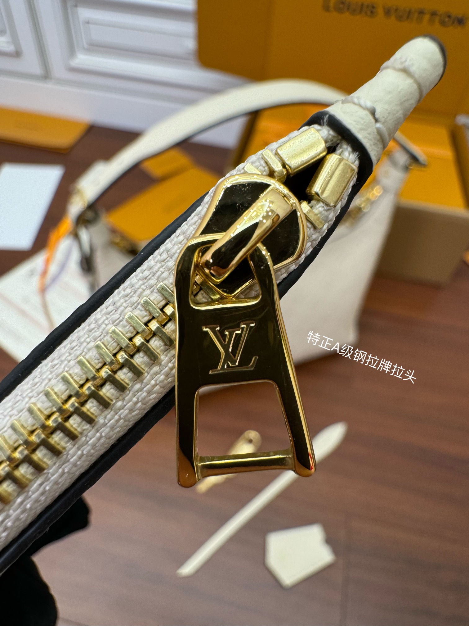 特级  LOUIS VUITTON 路易威登Sac Sport 可调节肩带 拉链开合 压花  牛皮革 斜挎包 单肩包 手提包 奶白色 M46609