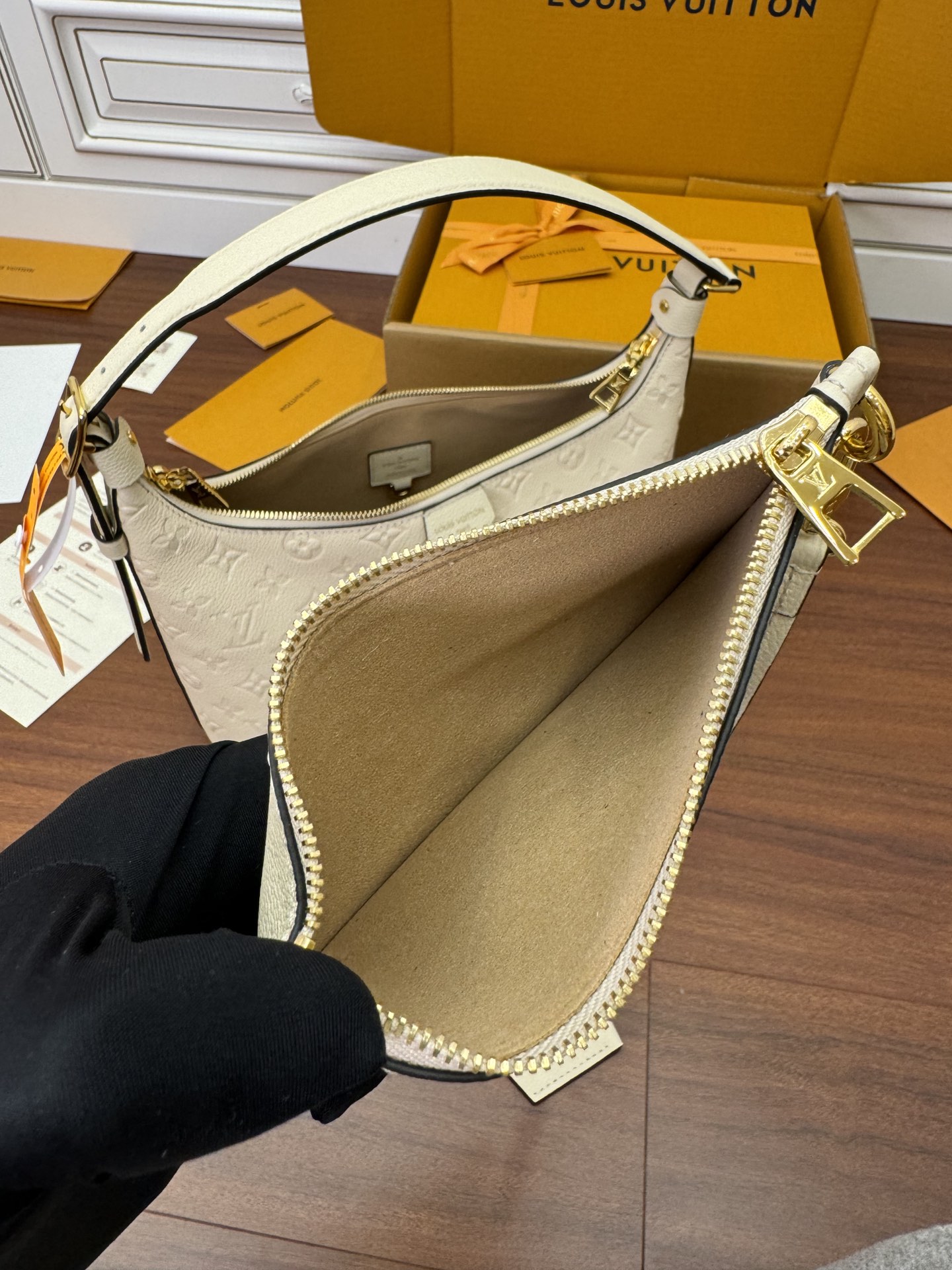 特级  LOUIS VUITTON 路易威登Sac Sport 可调节肩带 拉链开合 压花  牛皮革 斜挎包 单肩包 手提包 奶白色 M46609