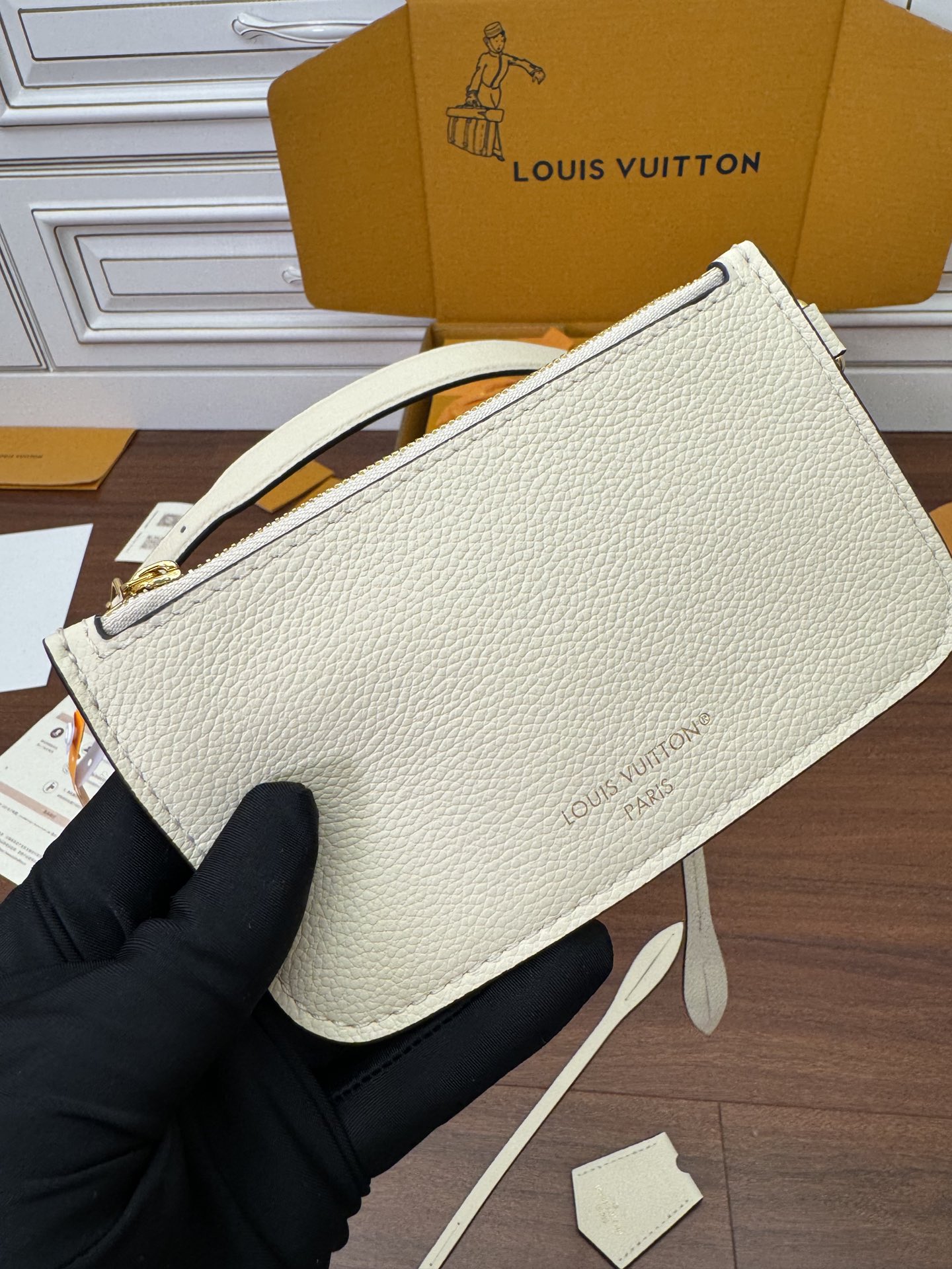 特级  LOUIS VUITTON 路易威登Sac Sport 可调节肩带 拉链开合 压花  牛皮革 斜挎包 单肩包 手提包 奶白色 M46609