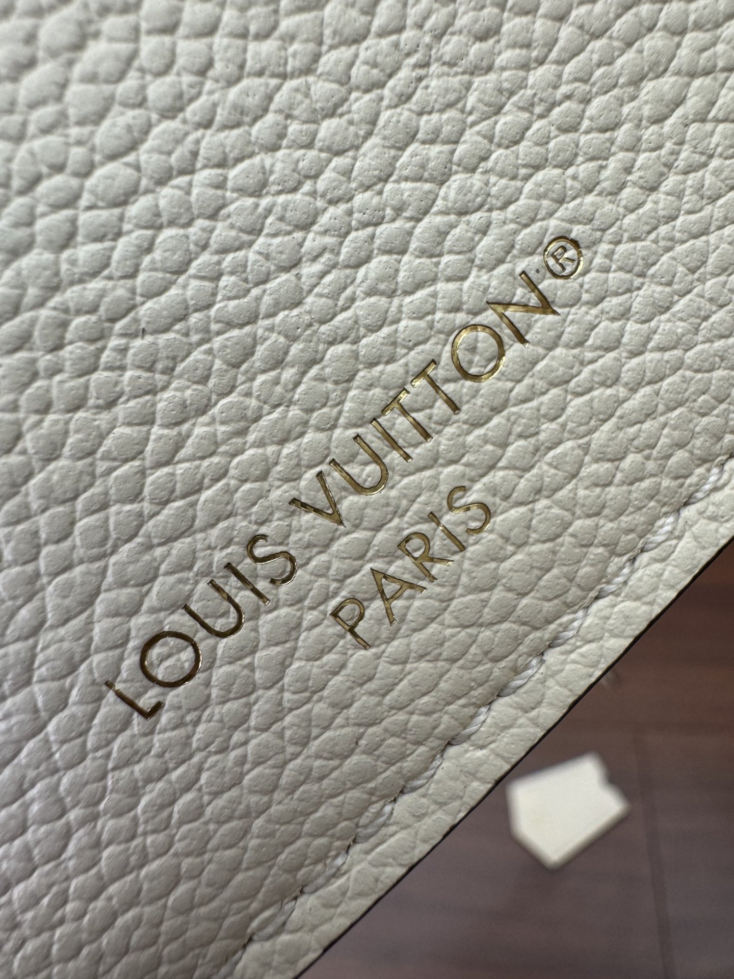 特级  LOUIS VUITTON 路易威登Sac Sport 可调节肩带 拉链开合 压花  牛皮革 斜挎包 单肩包 手提包 奶白色 M46609