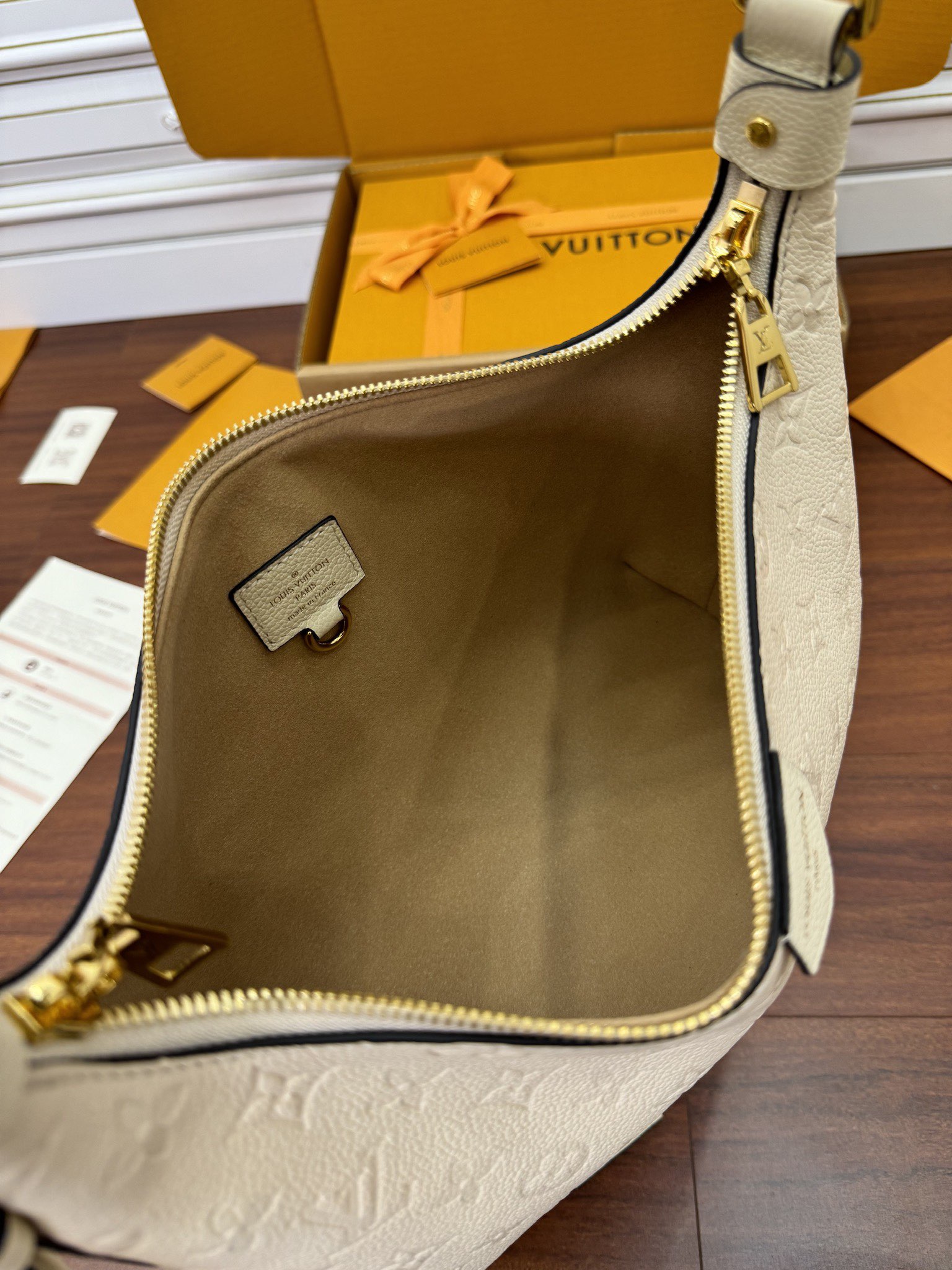 特级  LOUIS VUITTON 路易威登Sac Sport 可调节肩带 拉链开合 压花  牛皮革 斜挎包 单肩包 手提包 奶白色 M46609