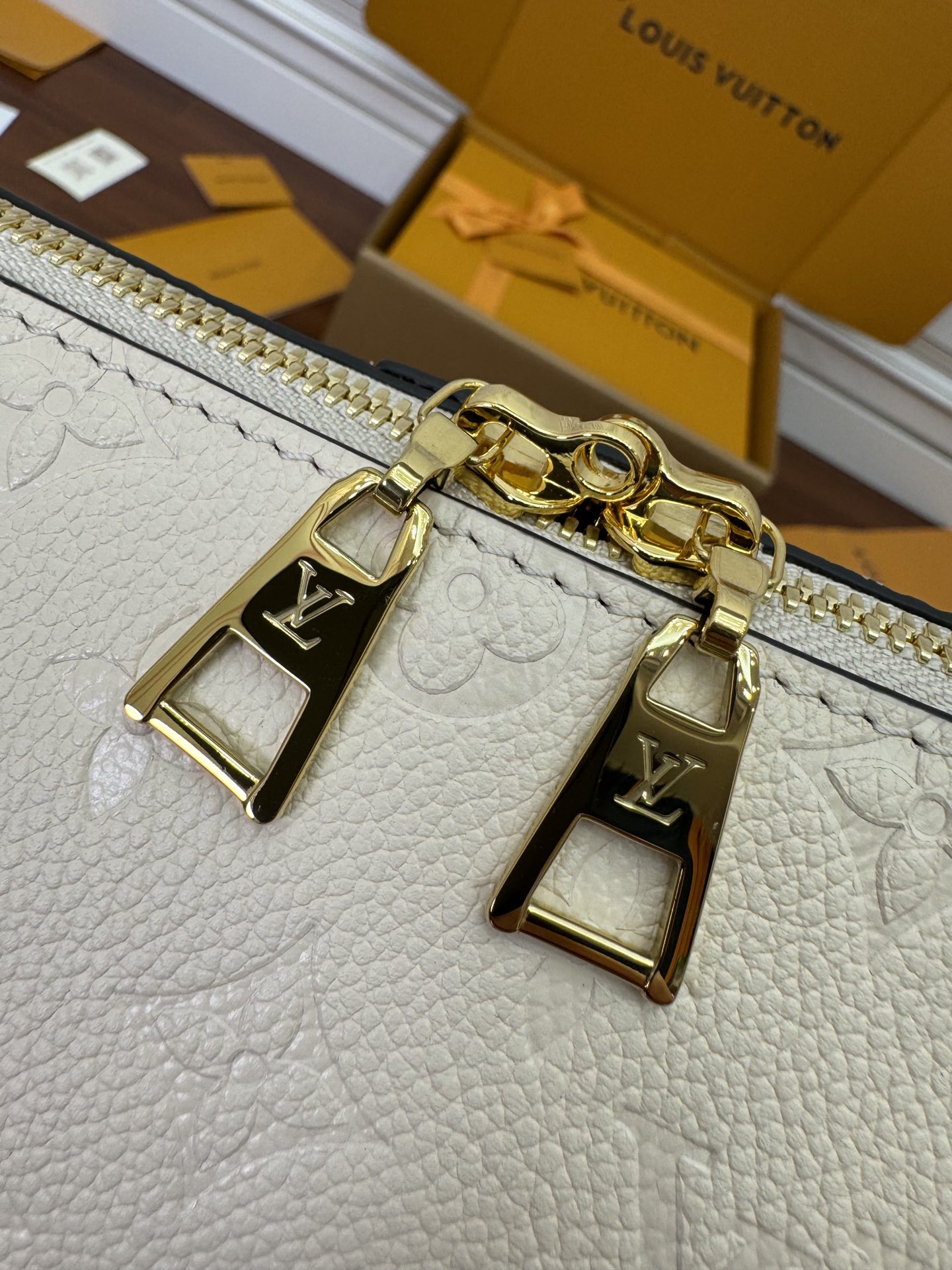 特级  LOUIS VUITTON 路易威登Sac Sport 可调节肩带 拉链开合 压花  牛皮革 斜挎包 单肩包 手提包 奶白色 M46609