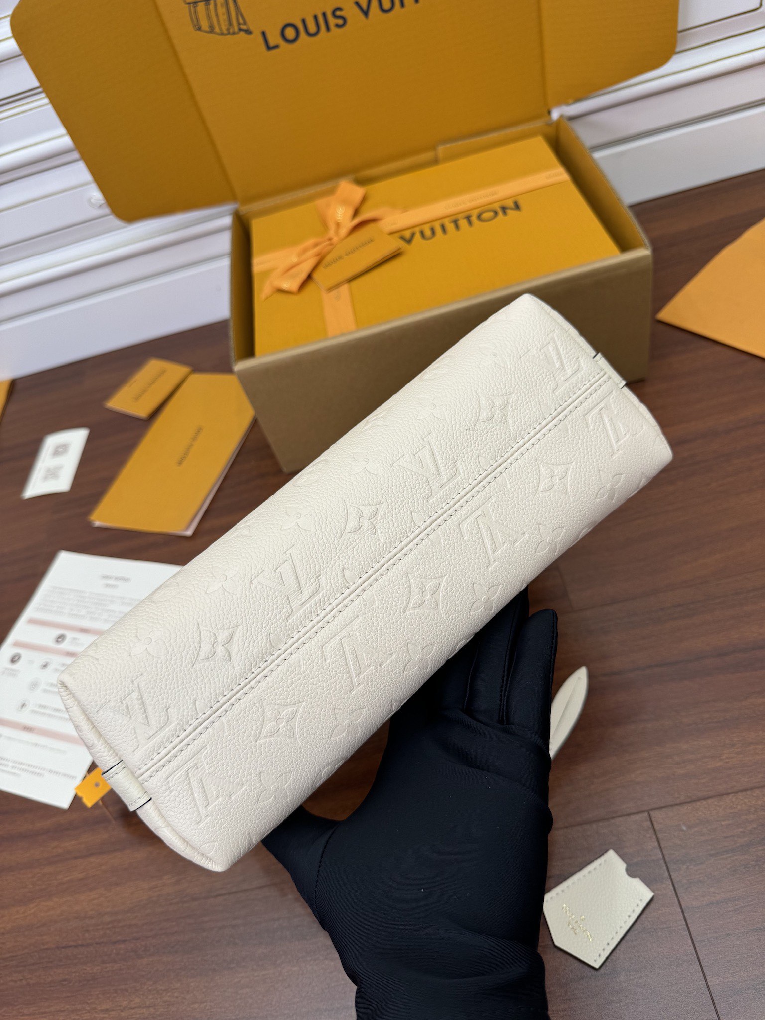 特级  LOUIS VUITTON 路易威登Sac Sport 可调节肩带 拉链开合 压花  牛皮革 斜挎包 单肩包 手提包 奶白色 M46609