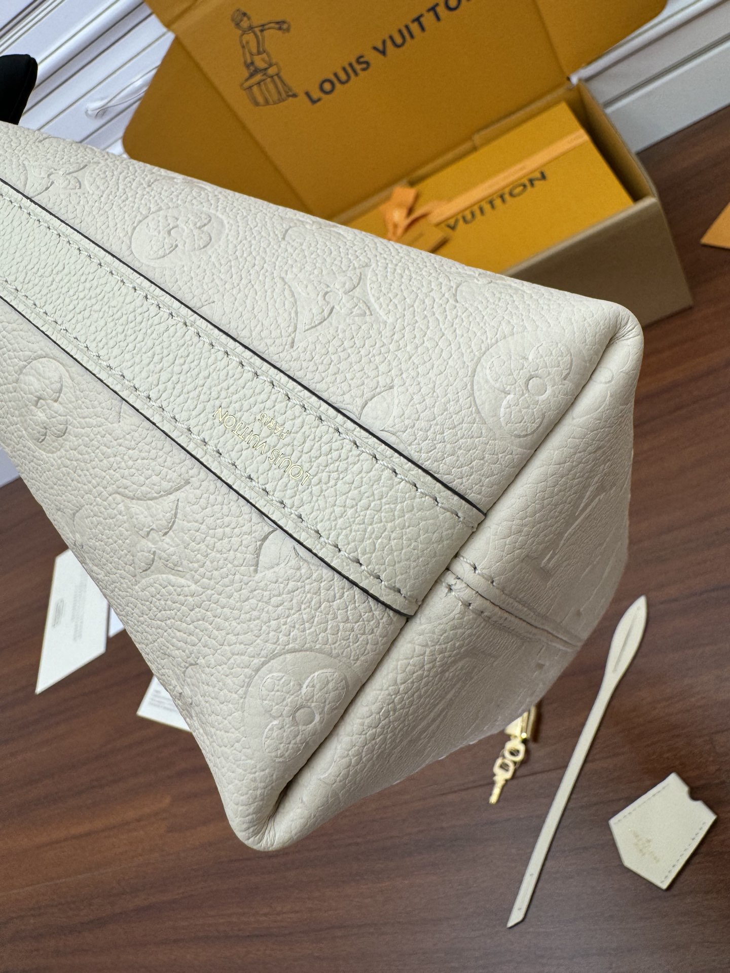 特级  LOUIS VUITTON 路易威登Sac Sport 可调节肩带 拉链开合 压花  牛皮革 斜挎包 单肩包 手提包 奶白色 M46609