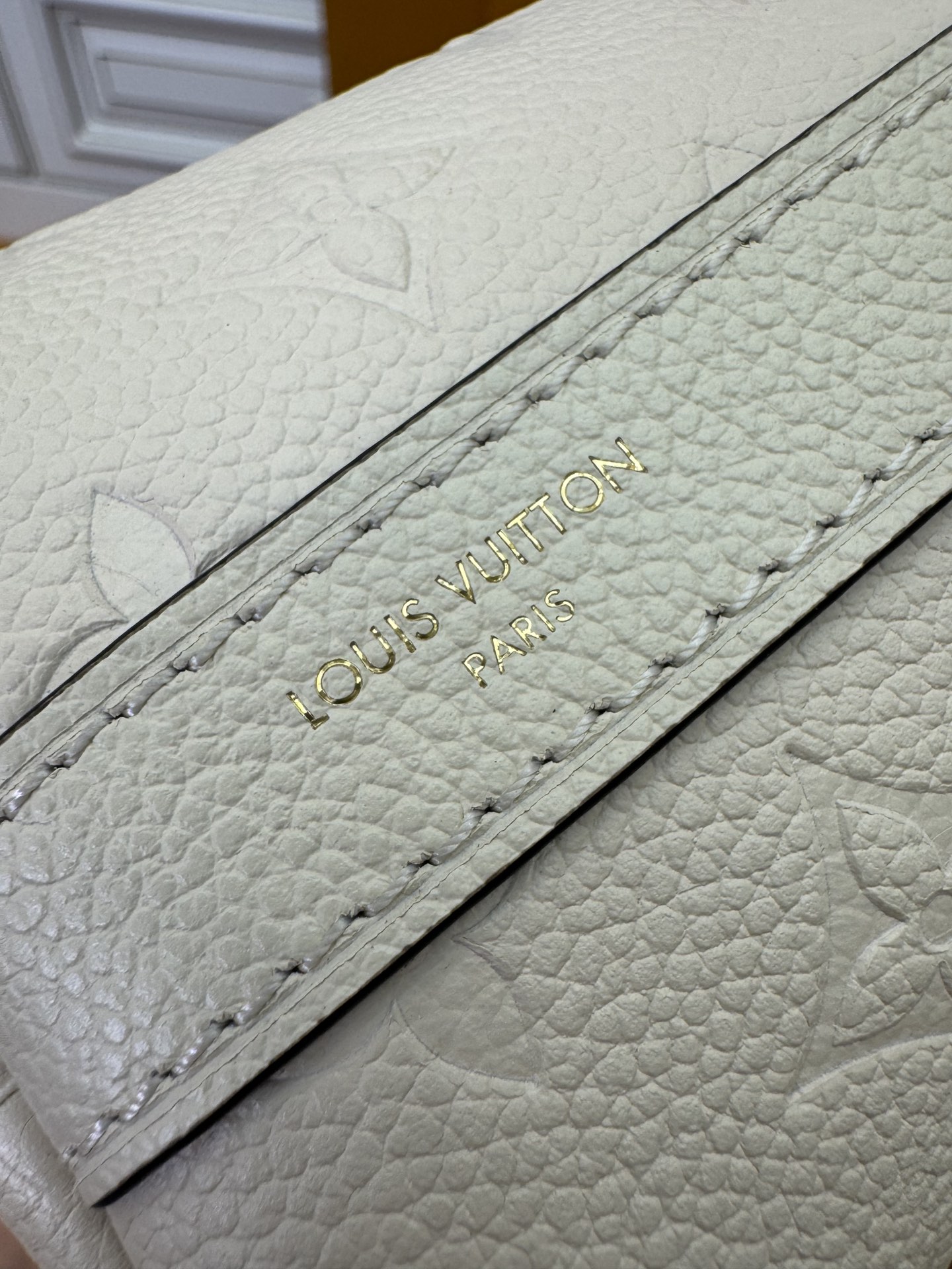 特级  LOUIS VUITTON 路易威登Sac Sport 可调节肩带 拉链开合 压花  牛皮革 斜挎包 单肩包 手提包 奶白色 M46609