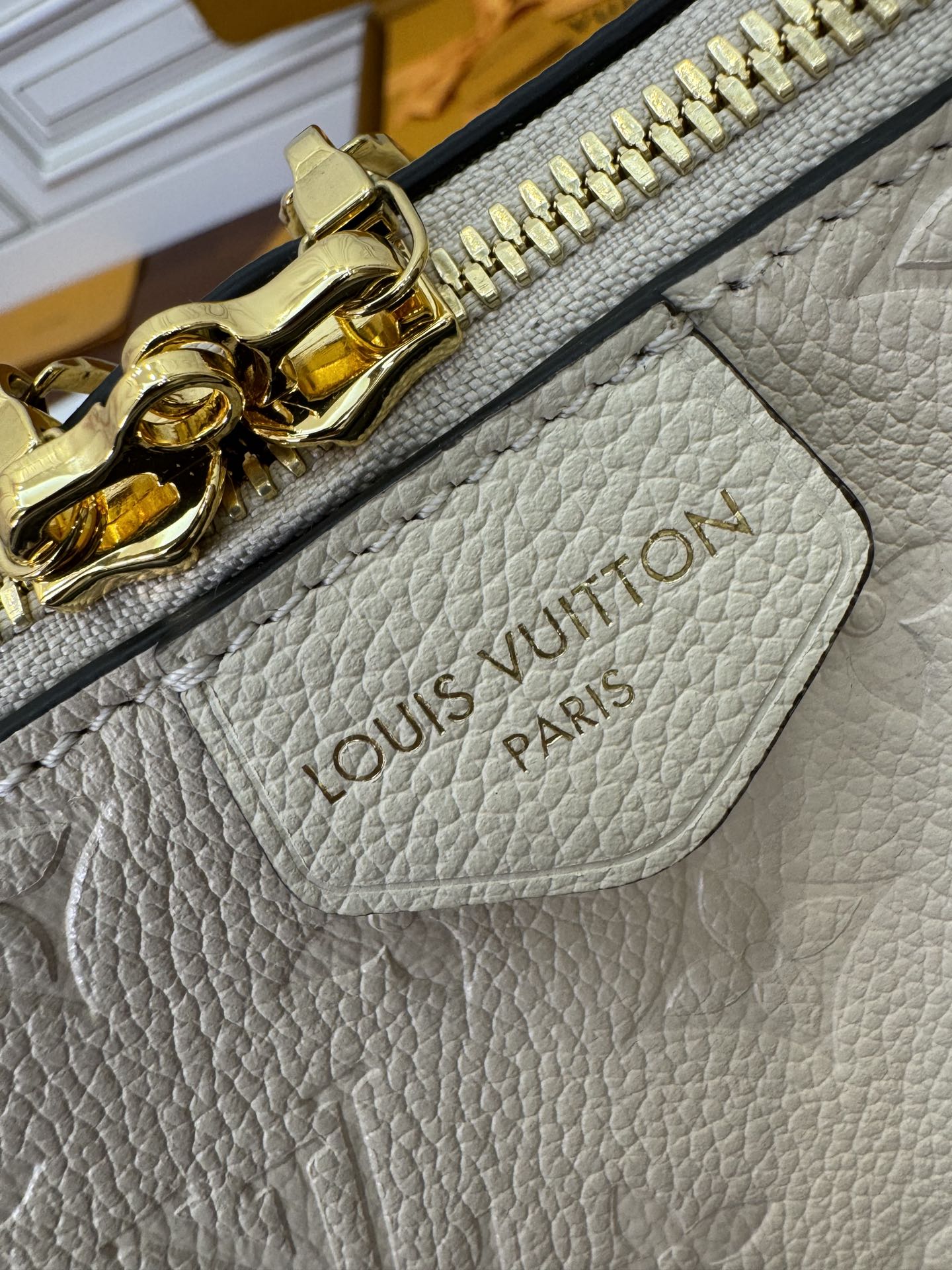 特级  LOUIS VUITTON 路易威登Sac Sport 可调节肩带 拉链开合 压花  牛皮革 斜挎包 单肩包 手提包 奶白色 M46609