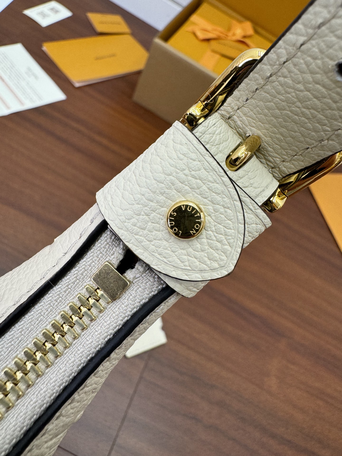 特级  LOUIS VUITTON 路易威登Sac Sport 可调节肩带 拉链开合 压花  牛皮革 斜挎包 单肩包 手提包 奶白色 M46609