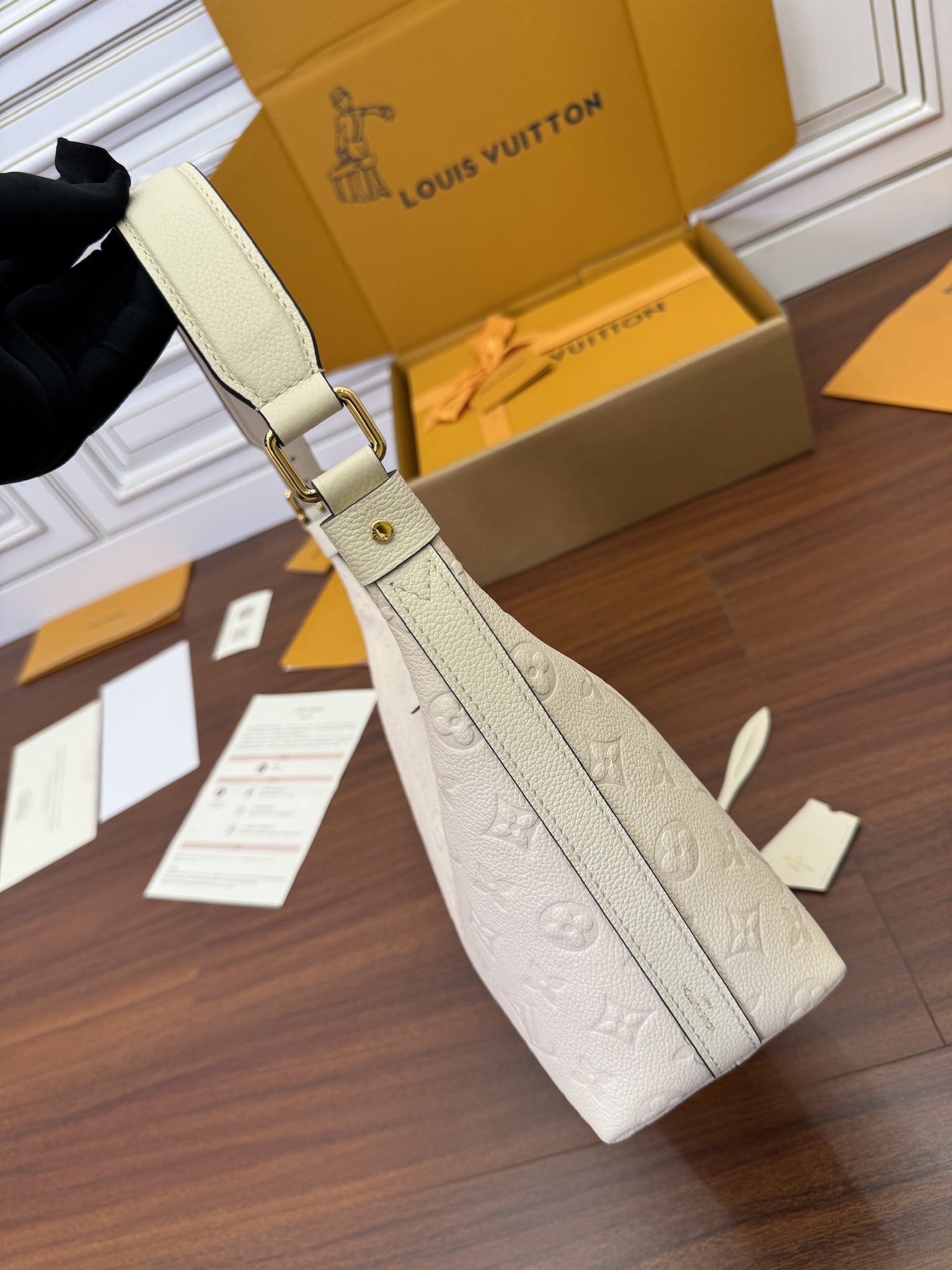 特级  LOUIS VUITTON 路易威登Sac Sport 可调节肩带 拉链开合 压花  牛皮革 斜挎包 单肩包 手提包 奶白色 M46609