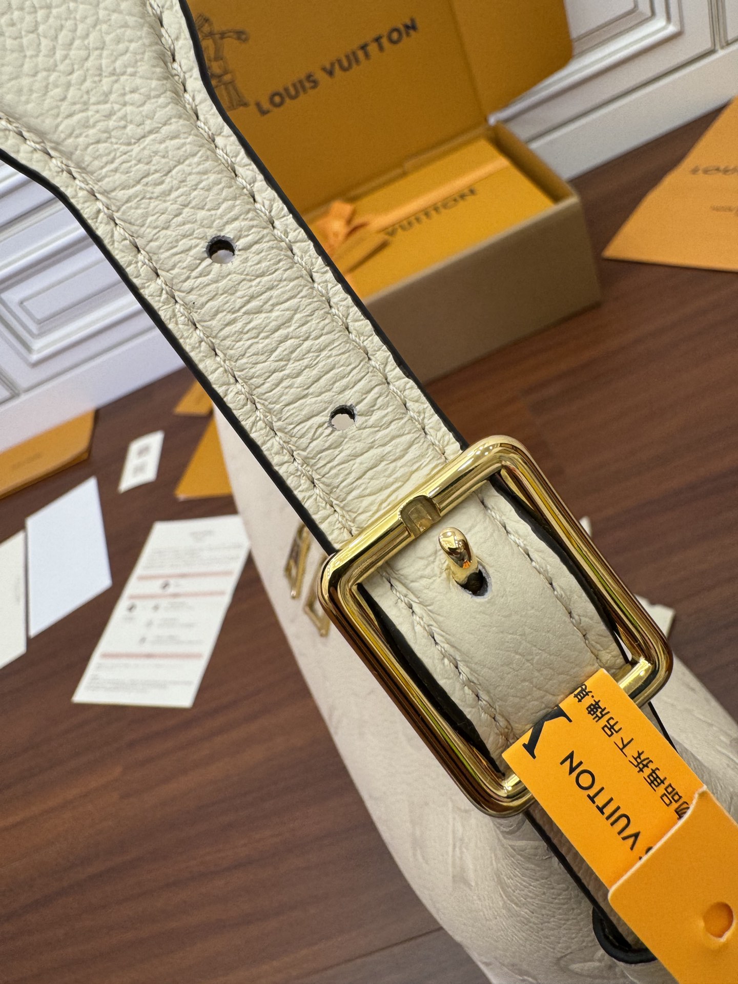 特级  LOUIS VUITTON 路易威登Sac Sport 可调节肩带 拉链开合 压花  牛皮革 斜挎包 单肩包 手提包 奶白色 M46609