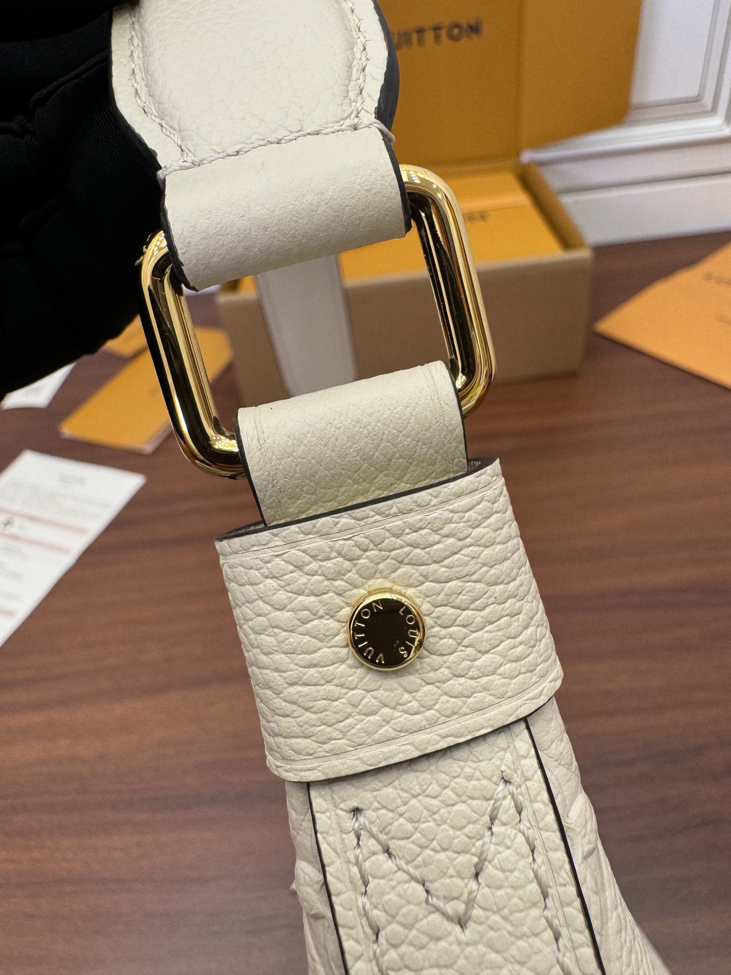 特级  LOUIS VUITTON 路易威登Sac Sport 可调节肩带 拉链开合 压花  牛皮革 斜挎包 单肩包 手提包 奶白色 M46609