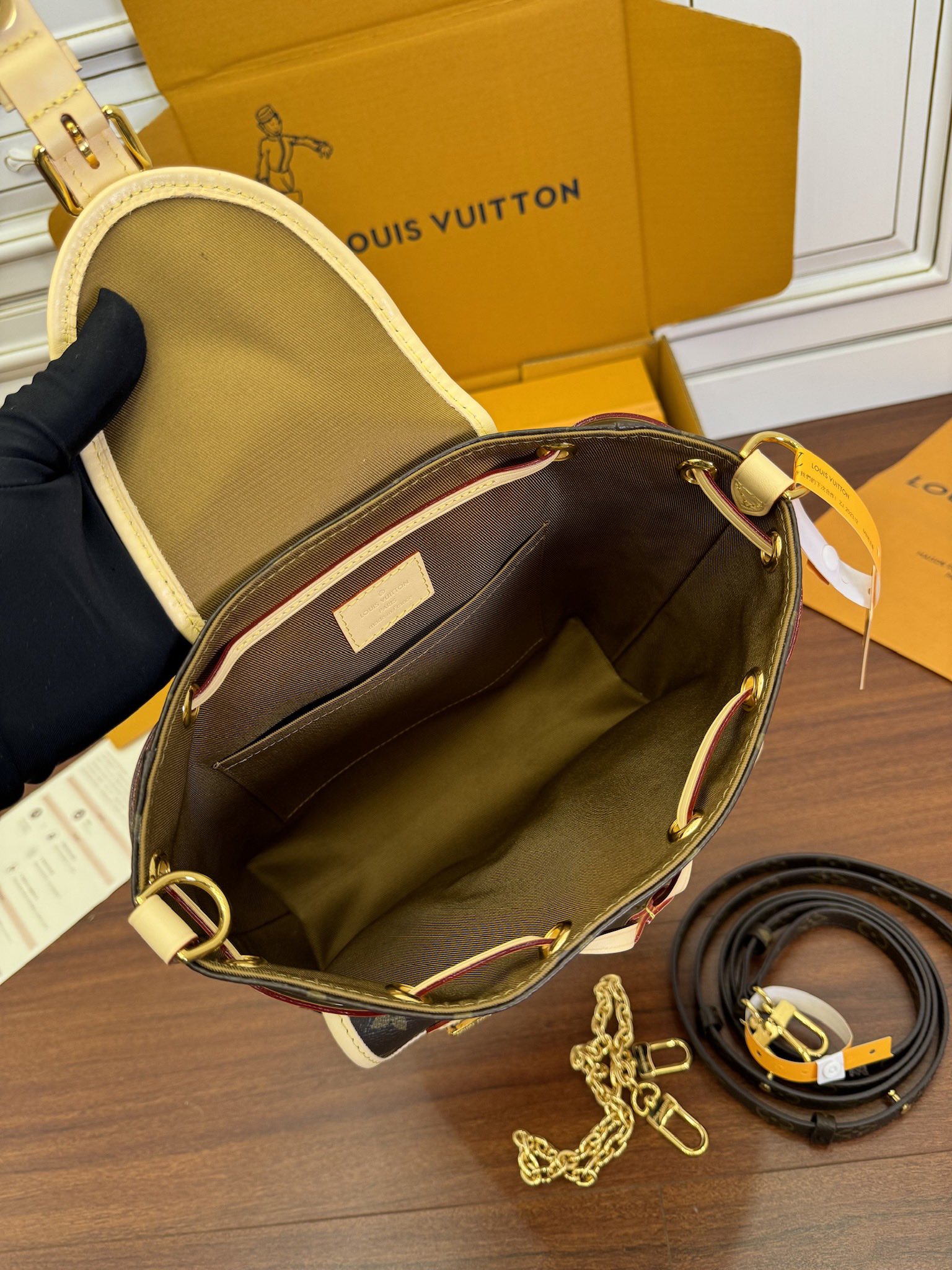  特级  LOUIS VUITTON 路易威登 EXCURSION 可拆卸链条 抽绳开合 压花  牛皮革 斜挎包 单肩包 双肩包 手提包 小号 棕色 M46932