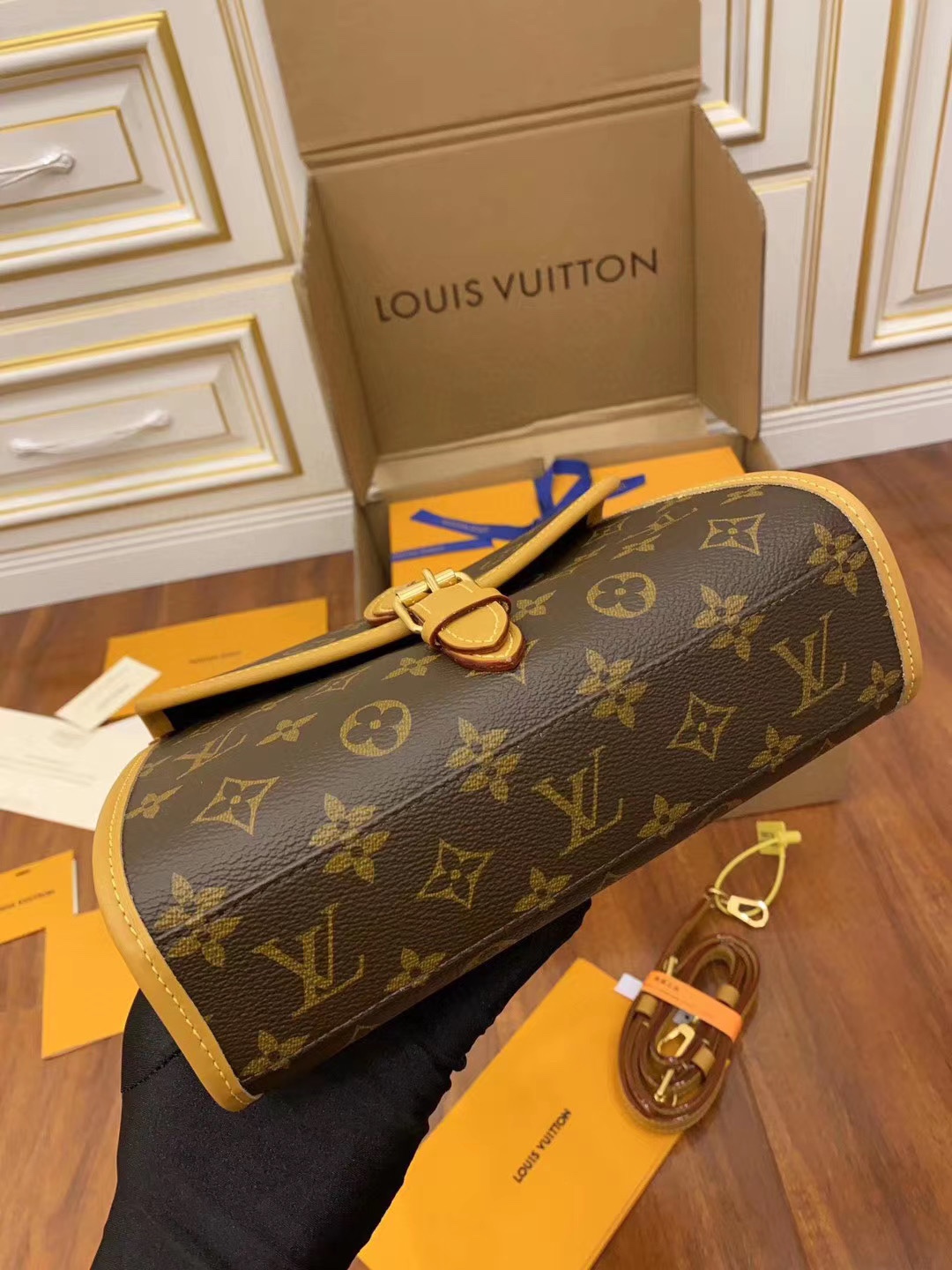  特级  LOUIS VUITTON 路易威登 IVY 可拆卸肩带 可调节   翻盖  牛皮革 斜挎包 单肩包 双肩包 手提包 棕色 M44919