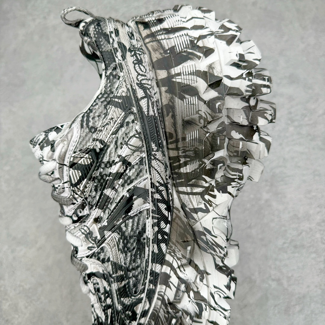  Balenciaga 巴黎世家 Defender 时尚 复古做旧 轮胎鞋 老爹鞋 波鞋 男鞋 女鞋 鞋面穿环 涂鸦黑白   685613W2RG19010