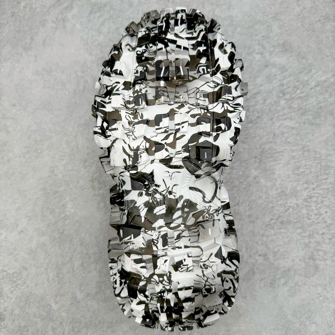  Balenciaga 巴黎世家 Defender 时尚 复古做旧 轮胎鞋 老爹鞋 波鞋 男鞋 女鞋 鞋面穿环 涂鸦黑白   685613W2RG19010