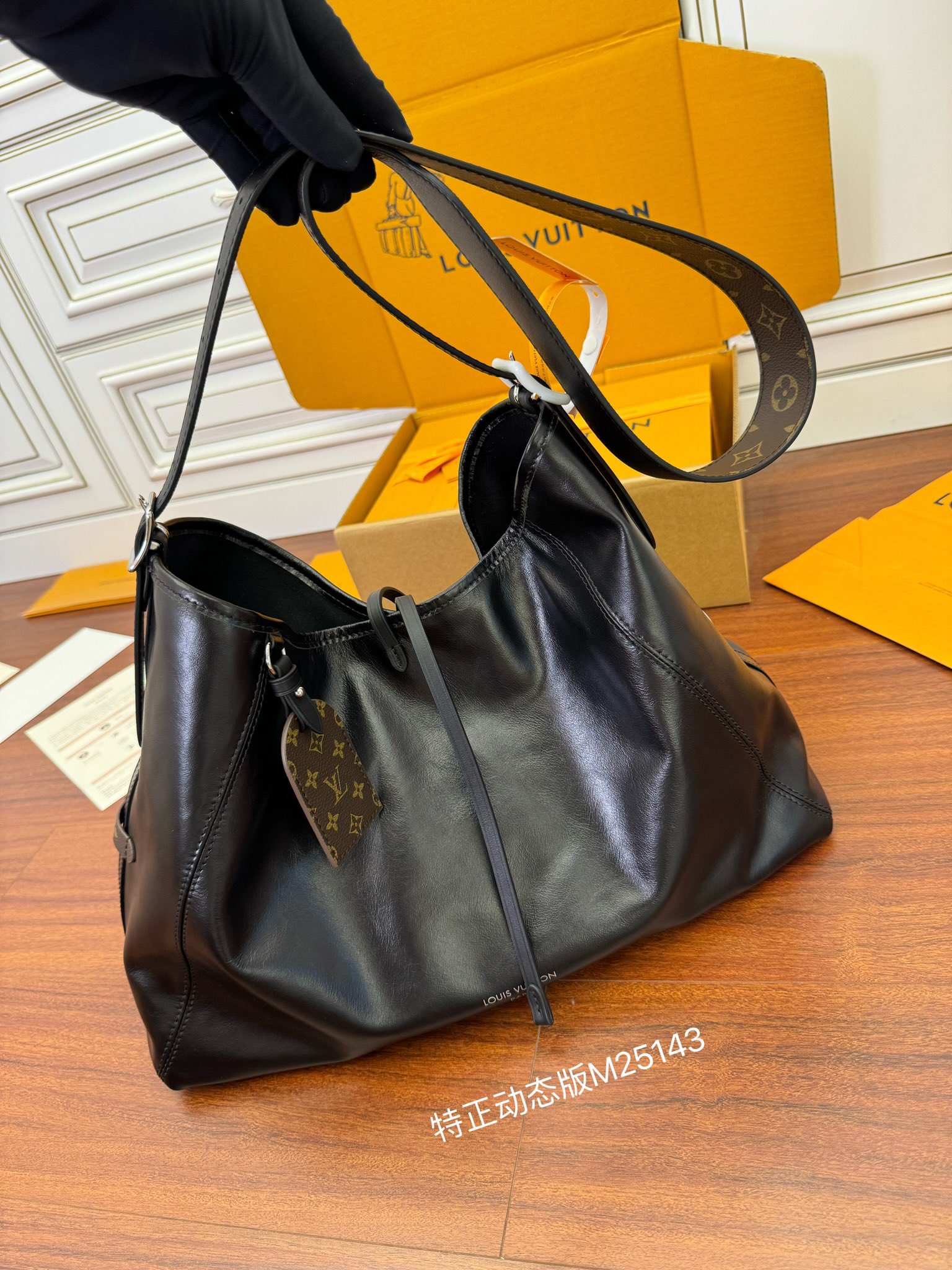  特级  LOUIS VUITTON 路易威登Carryall Cargo MM可拆卸肩带 可调节   翻盖  牛皮革 斜挎包 单肩包 双肩包 手提包 黑色 M25143