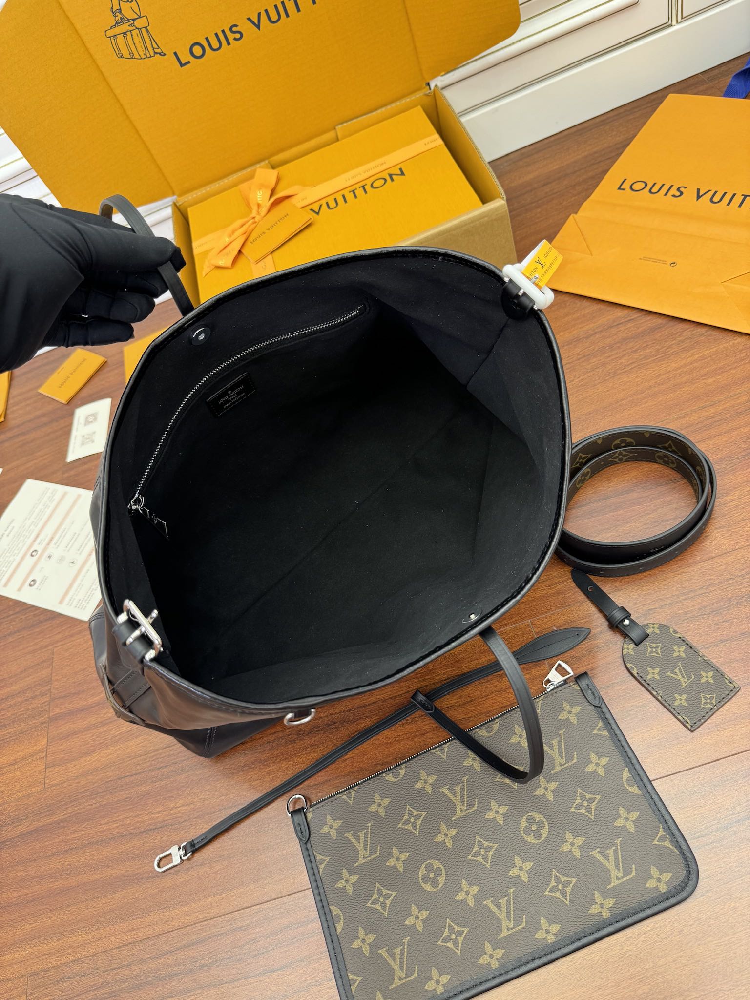  特级  LOUIS VUITTON 路易威登Carryall Cargo MM可拆卸肩带 可调节   翻盖  牛皮革 斜挎包 单肩包 双肩包 手提包 黑色 M25143