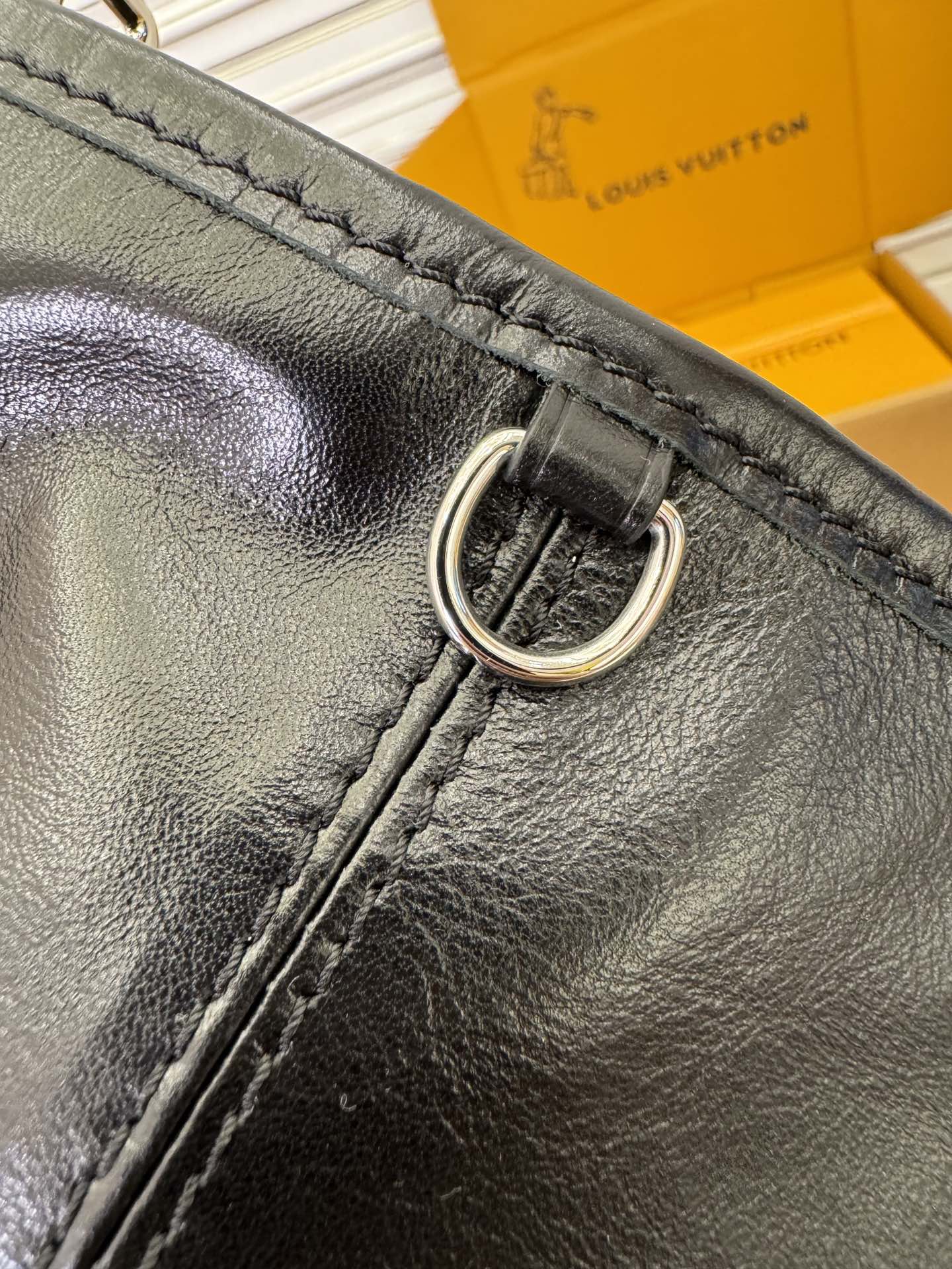  特级  LOUIS VUITTON 路易威登Carryall Cargo MM可拆卸肩带 可调节   翻盖  牛皮革 斜挎包 单肩包 双肩包 手提包 黑色 M25143