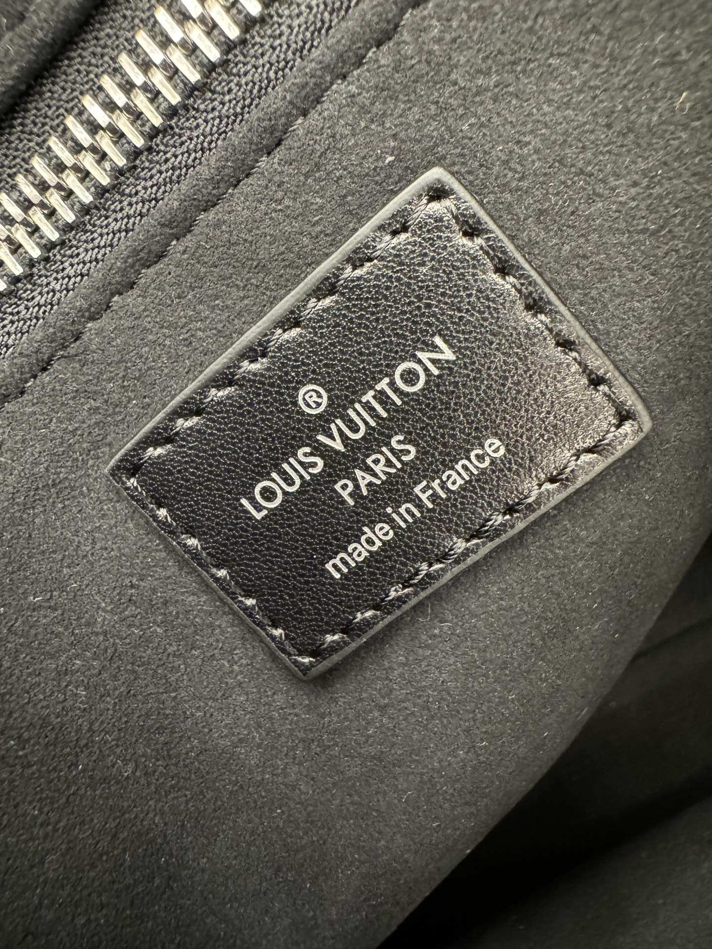  特级  LOUIS VUITTON 路易威登Carryall Cargo MM可拆卸肩带 可调节   翻盖  牛皮革 斜挎包 单肩包 双肩包 手提包 黑色 M25143