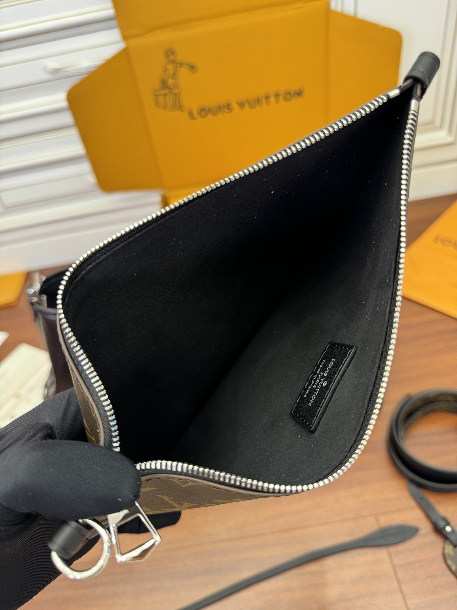  特级  LOUIS VUITTON 路易威登Carryall Cargo MM可拆卸肩带 可调节   翻盖  牛皮革 斜挎包 单肩包 双肩包 手提包 黑色 M25143