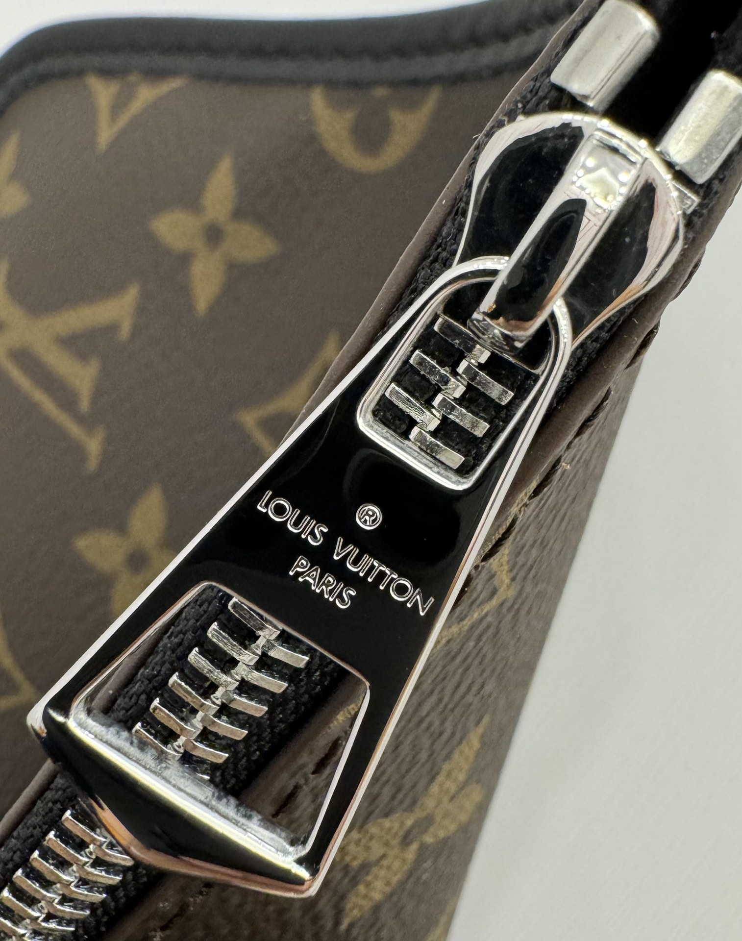  特级  LOUIS VUITTON 路易威登Carryall Cargo MM可拆卸肩带 可调节   翻盖  牛皮革 斜挎包 单肩包 双肩包 手提包 黑色 M25143