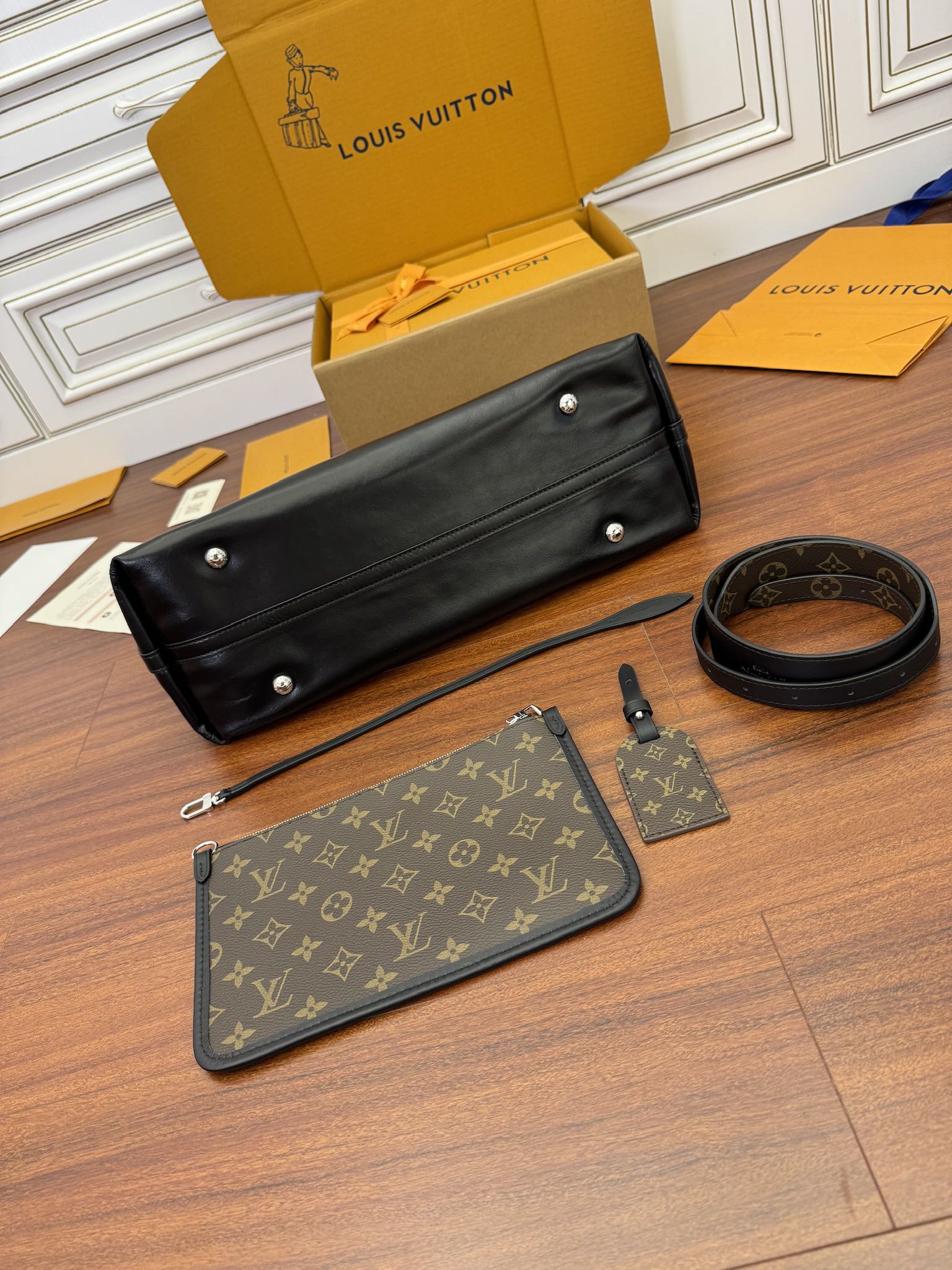  特级  LOUIS VUITTON 路易威登Carryall Cargo MM可拆卸肩带 可调节   翻盖  牛皮革 斜挎包 单肩包 双肩包 手提包 黑色 M25143