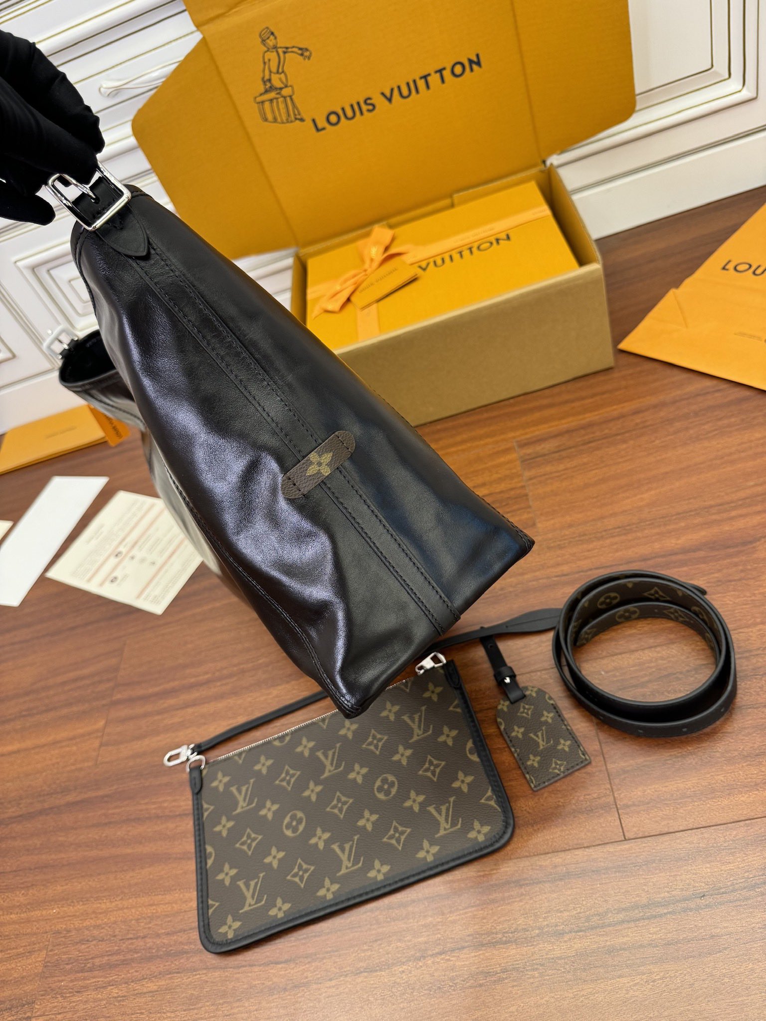  特级  LOUIS VUITTON 路易威登Carryall Cargo MM可拆卸肩带 可调节   翻盖  牛皮革 斜挎包 单肩包 双肩包 手提包 黑色 M25143