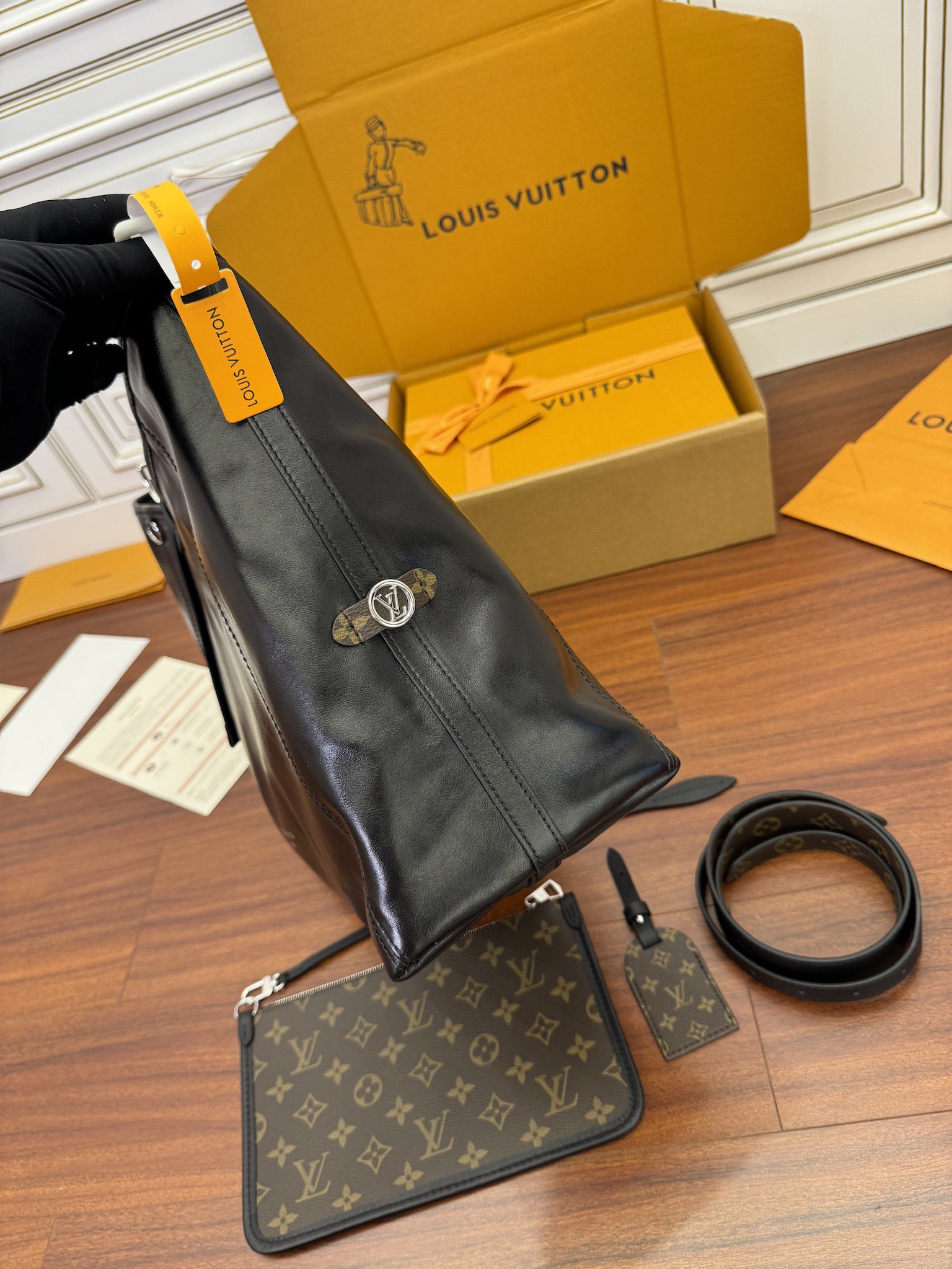  特级  LOUIS VUITTON 路易威登Carryall Cargo MM可拆卸肩带 可调节   翻盖  牛皮革 斜挎包 单肩包 双肩包 手提包 黑色 M25143