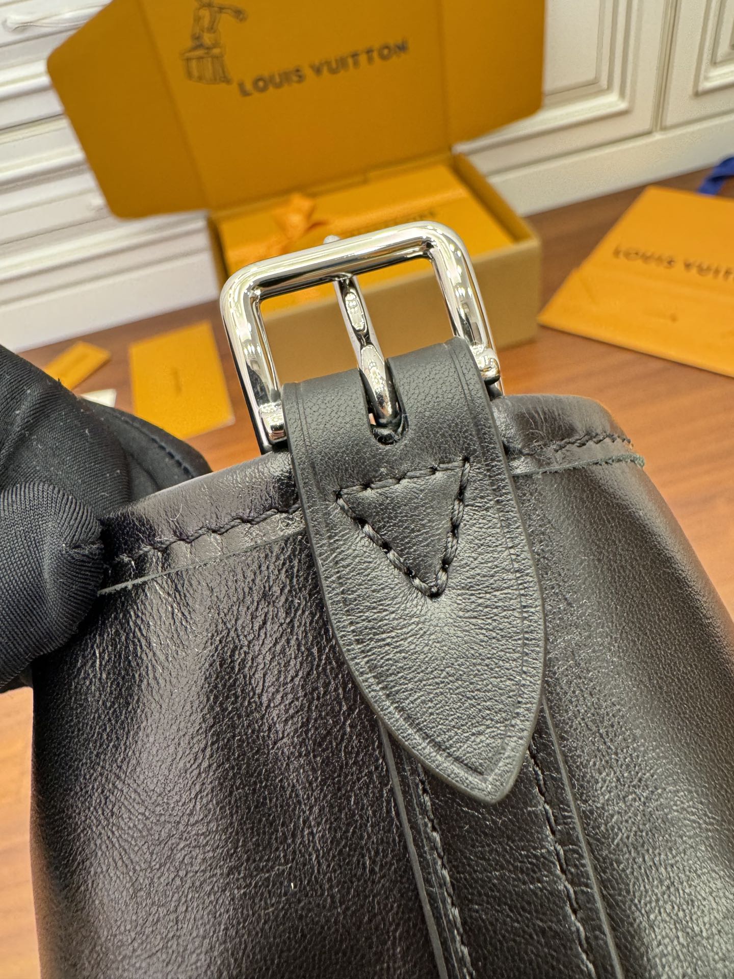  特级  LOUIS VUITTON 路易威登Carryall Cargo MM可拆卸肩带 可调节   翻盖  牛皮革 斜挎包 单肩包 双肩包 手提包 黑色 M25143