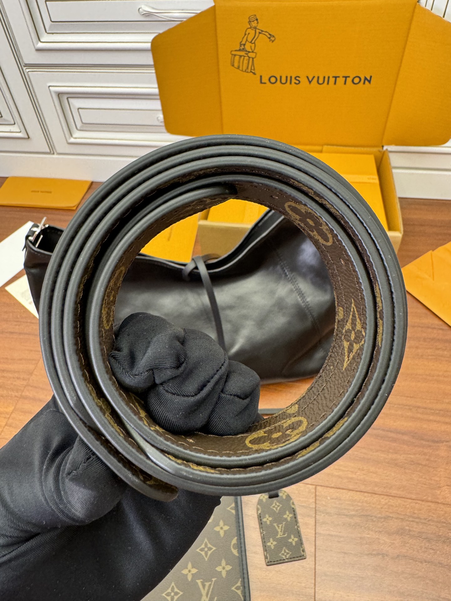  特级  LOUIS VUITTON 路易威登Carryall Cargo MM可拆卸肩带 可调节   翻盖  牛皮革 斜挎包 单肩包 双肩包 手提包 黑色 M25143