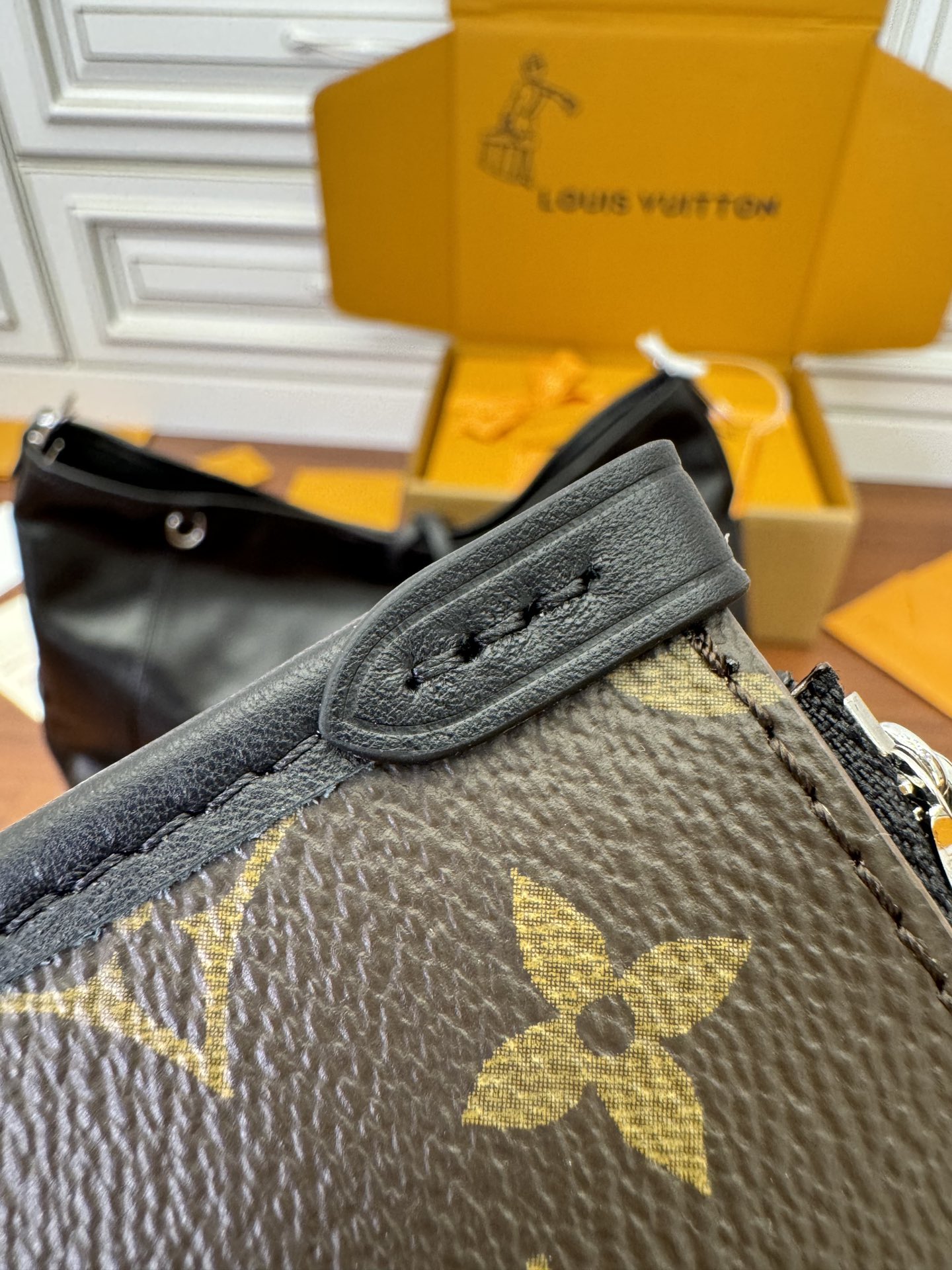  特级  LOUIS VUITTON 路易威登Carryall Cargo MM可拆卸肩带 可调节   翻盖  牛皮革 斜挎包 单肩包 双肩包 手提包 黑色 M25143