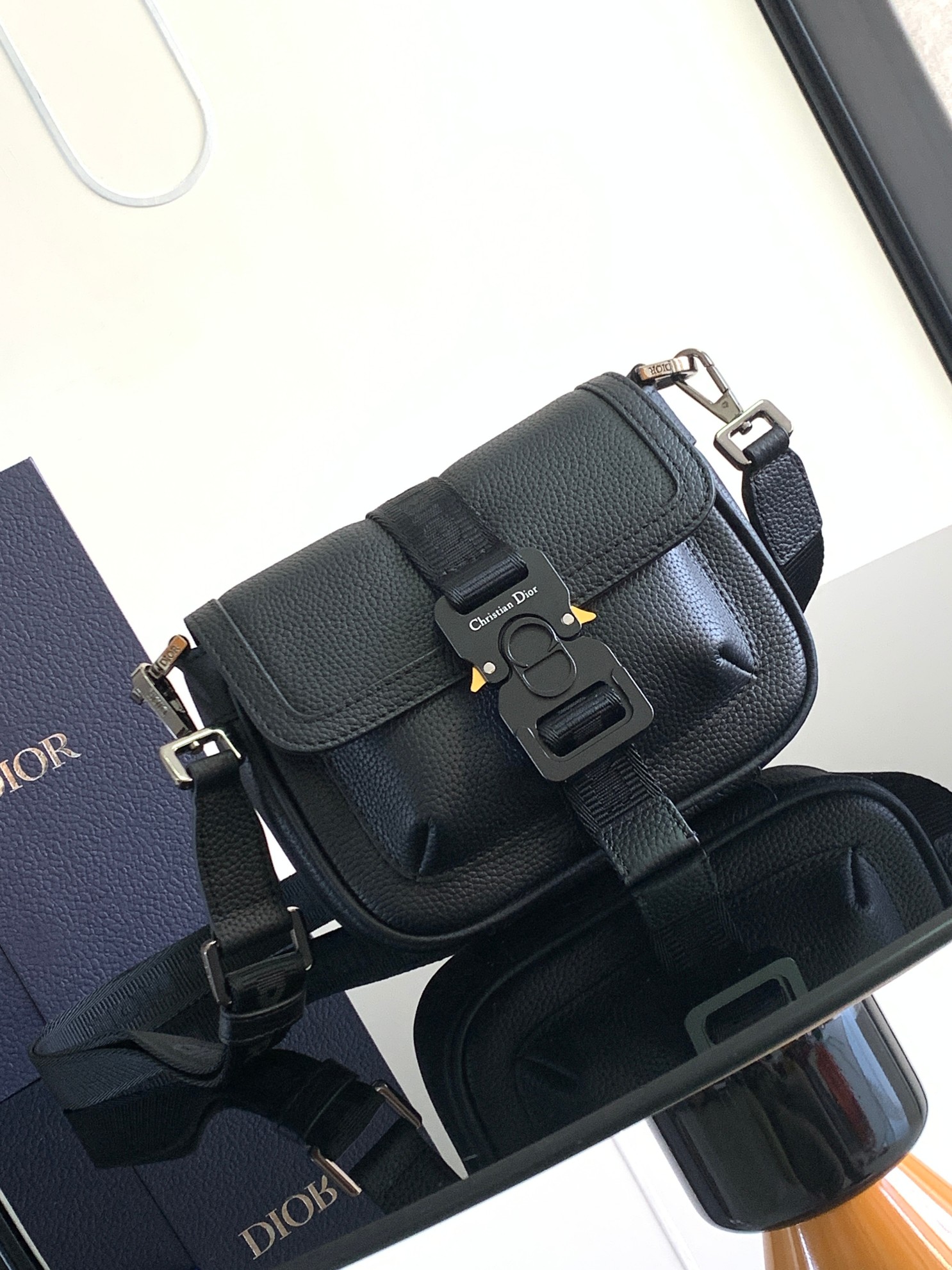  Dior 迪奥 Hit the Road 可调节 肩带 科  手拿包 斜挎包 单肩包  相机包 迷你 黑色  2HTCA458YMJ-H00N
