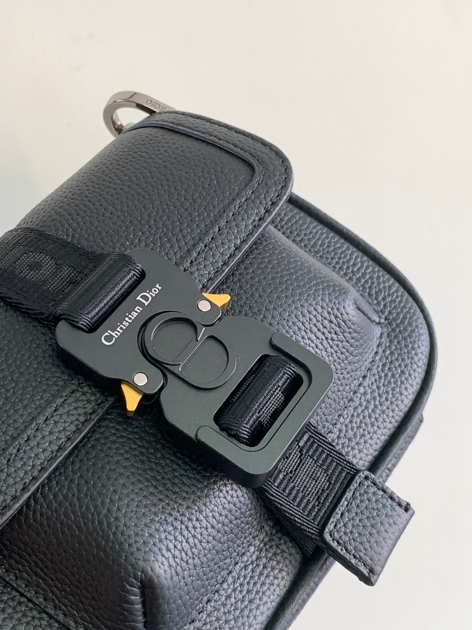  Dior 迪奥 Hit the Road 可调节 肩带 科  手拿包 斜挎包 单肩包  相机包 迷你 黑色  2HTCA458YMJ-H00N