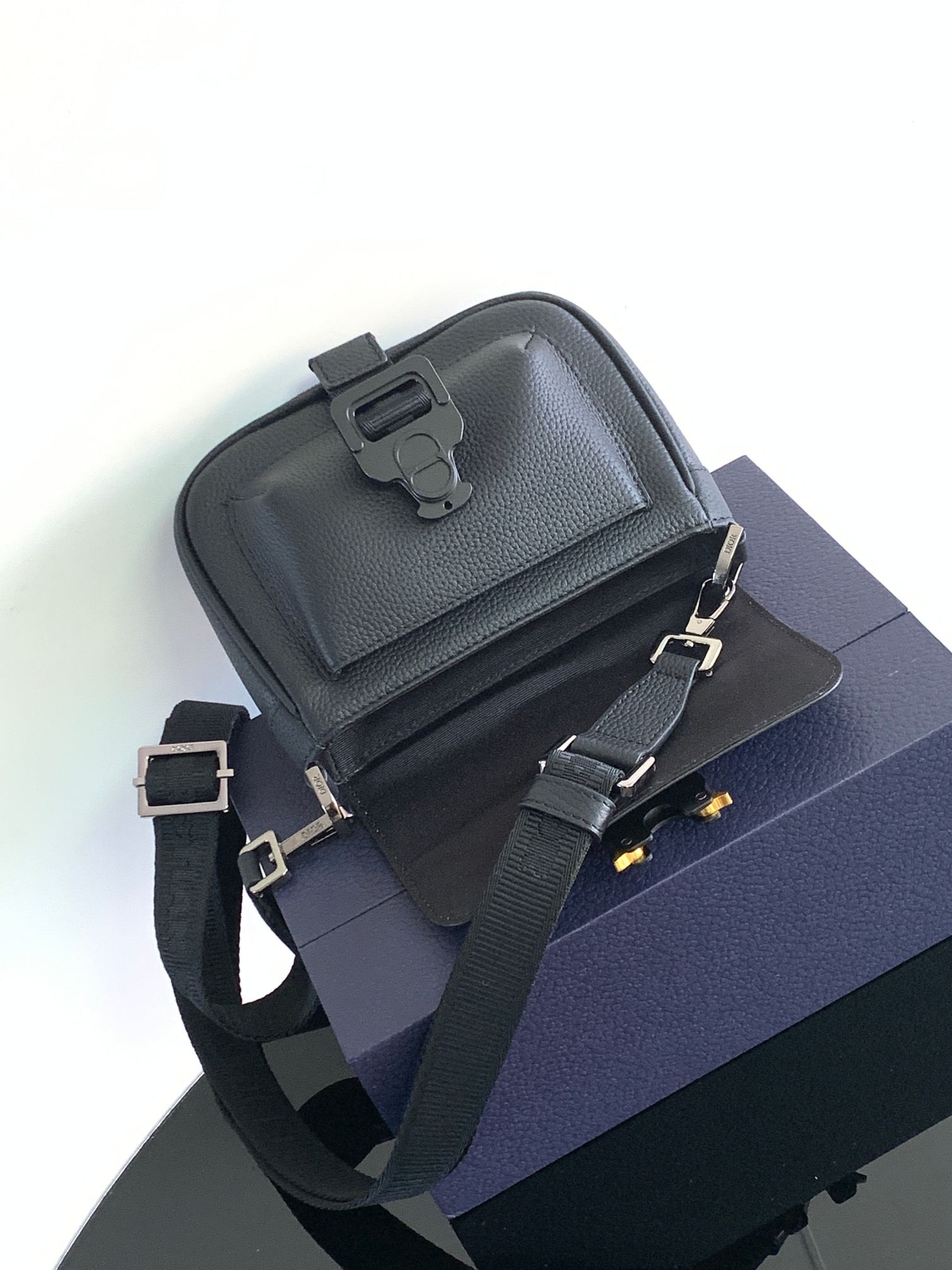  Dior 迪奥 Hit the Road 可调节 肩带 科  手拿包 斜挎包 单肩包  相机包 迷你 黑色  2HTCA458YMJ-H00N