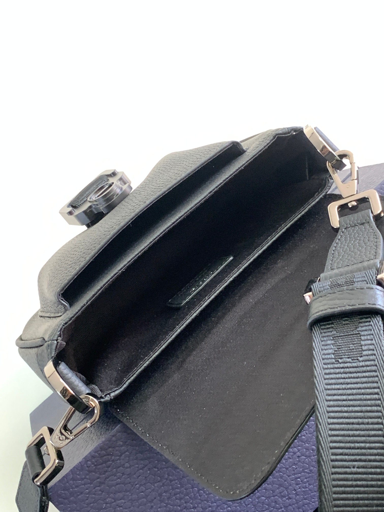  Dior 迪奥 Hit the Road 可调节 肩带 科  手拿包 斜挎包 单肩包  相机包 迷你 黑色  2HTCA458YMJ-H00N