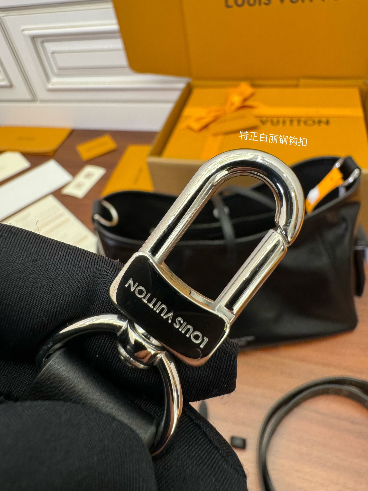  特级  LOUIS VUITTON 路易威登Carryall Cargo MM可拆卸肩带 可调节   翻盖  牛皮革 斜挎包 单肩包 双肩包 手提包 黑色 M25143