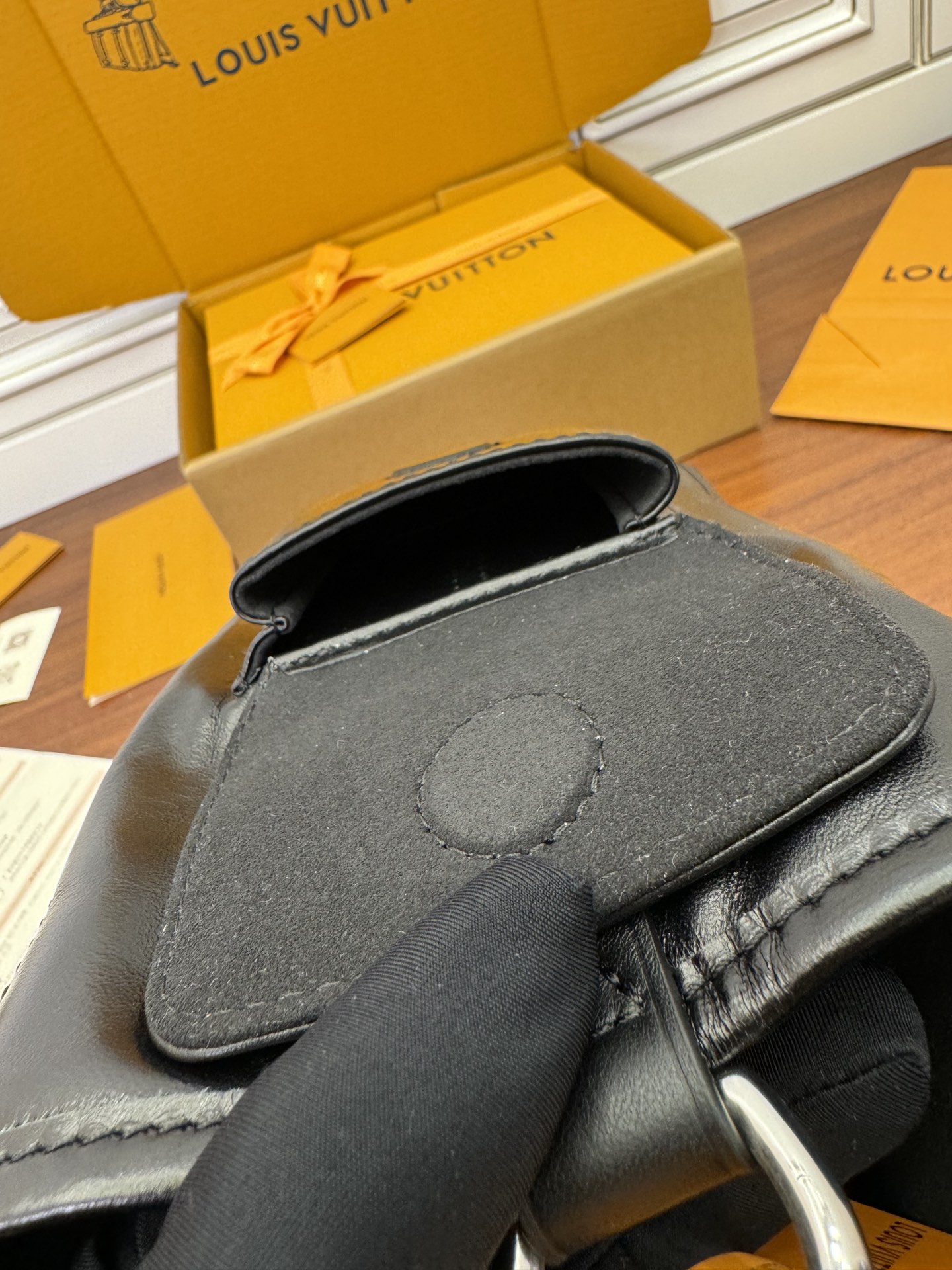  特级  LOUIS VUITTON 路易威登Carryall Cargo MM可拆卸肩带 可调节   翻盖  牛皮革 斜挎包 单肩包 双肩包 手提包 黑色 M25143