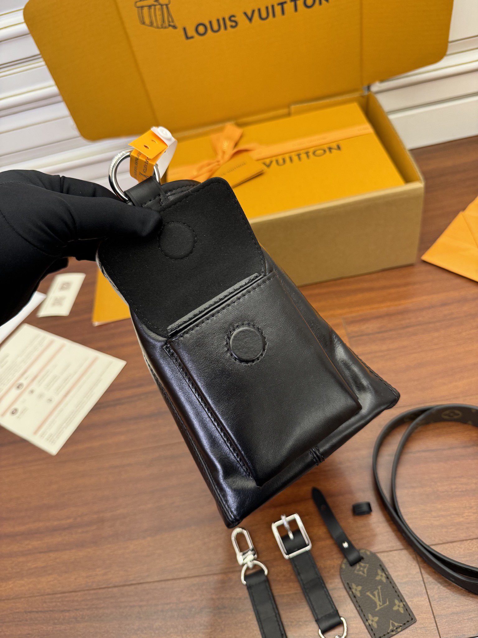  特级  LOUIS VUITTON 路易威登Carryall Cargo MM可拆卸肩带 可调节   翻盖  牛皮革 斜挎包 单肩包 双肩包 手提包 黑色 M25143