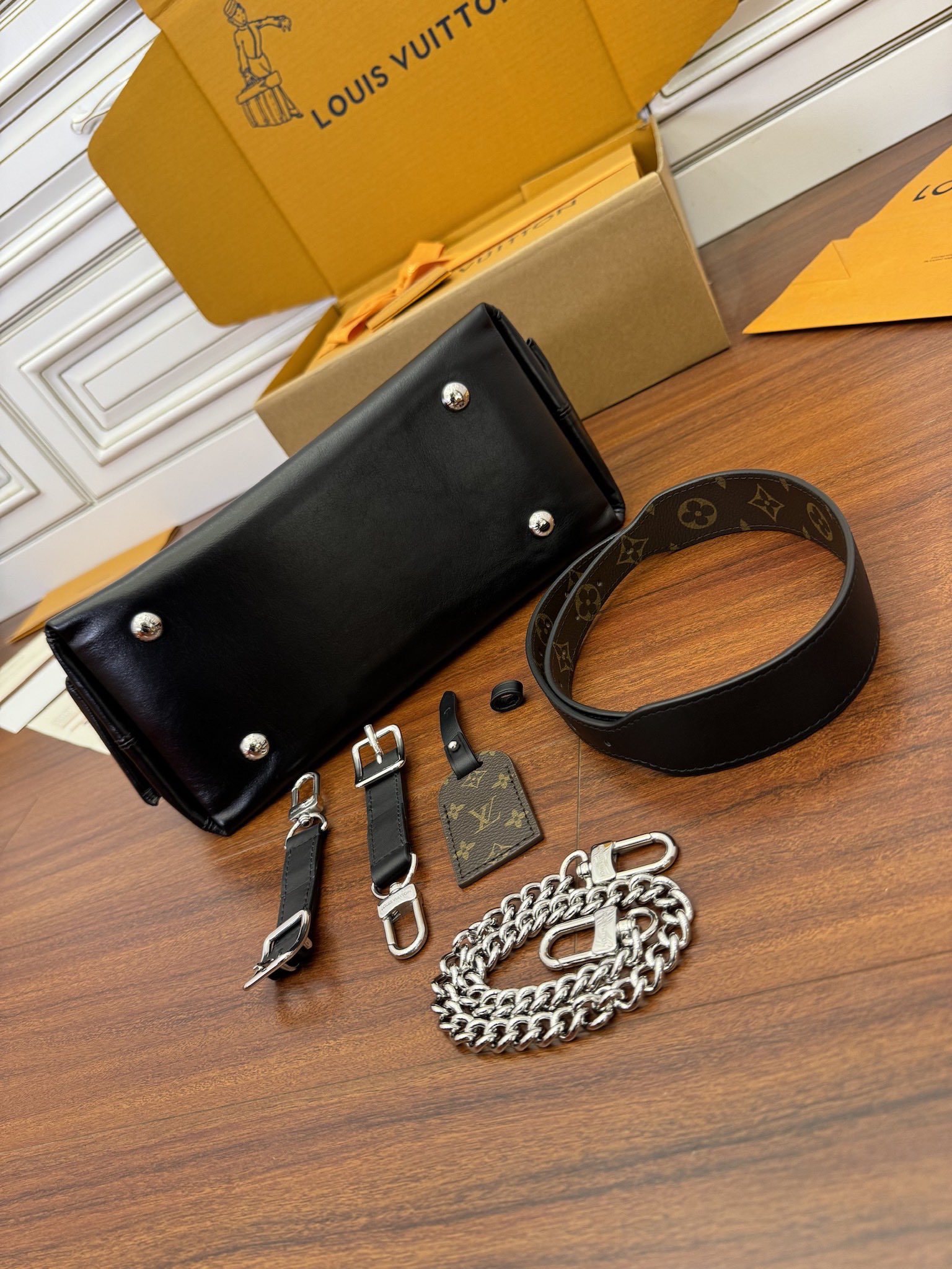  特级  LOUIS VUITTON 路易威登Carryall Cargo MM可拆卸肩带 可调节   翻盖  牛皮革 斜挎包 单肩包 双肩包 手提包 黑色 M25143