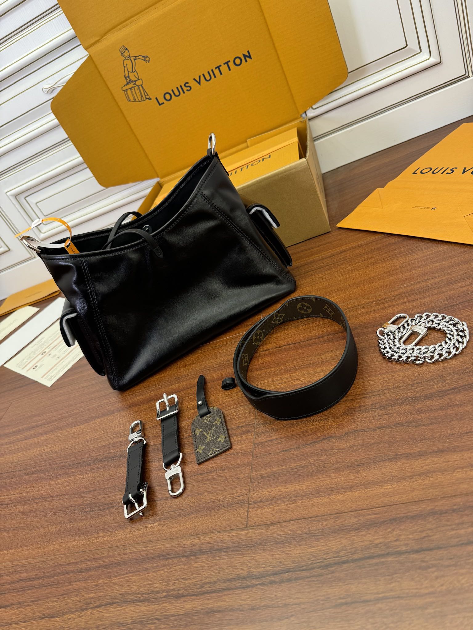  特级  LOUIS VUITTON 路易威登Carryall Cargo MM可拆卸肩带 可调节   翻盖  牛皮革 斜挎包 单肩包 双肩包 手提包 黑色 M25143