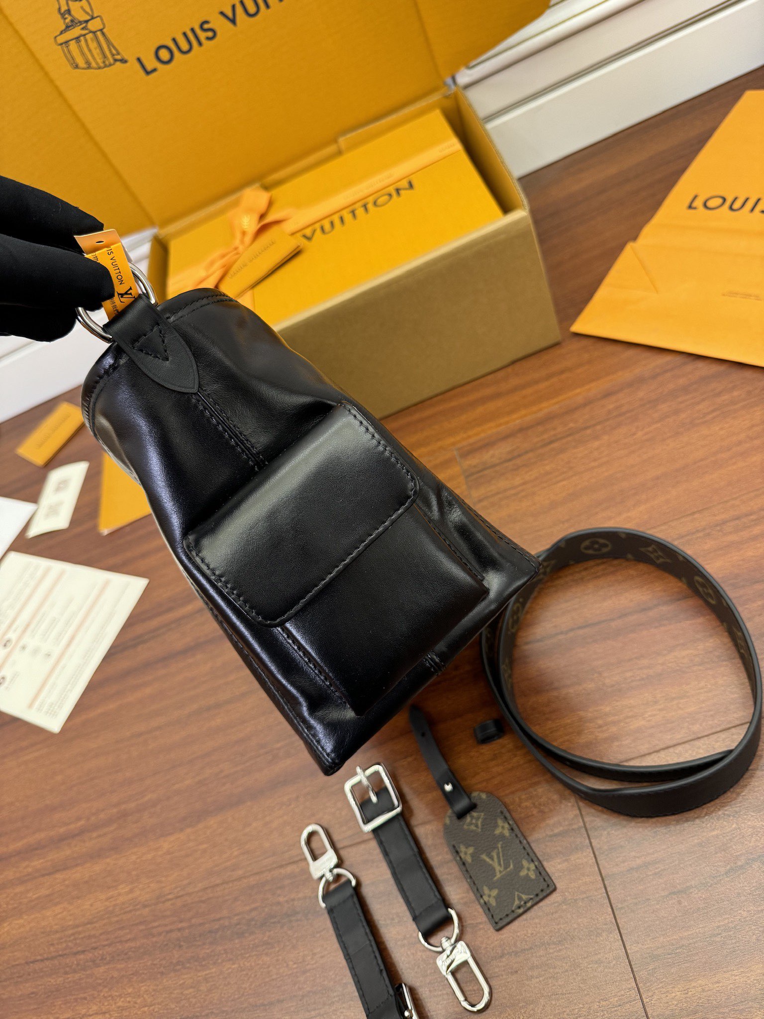  特级  LOUIS VUITTON 路易威登Carryall Cargo MM可拆卸肩带 可调节   翻盖  牛皮革 斜挎包 单肩包 双肩包 手提包 黑色 M25143